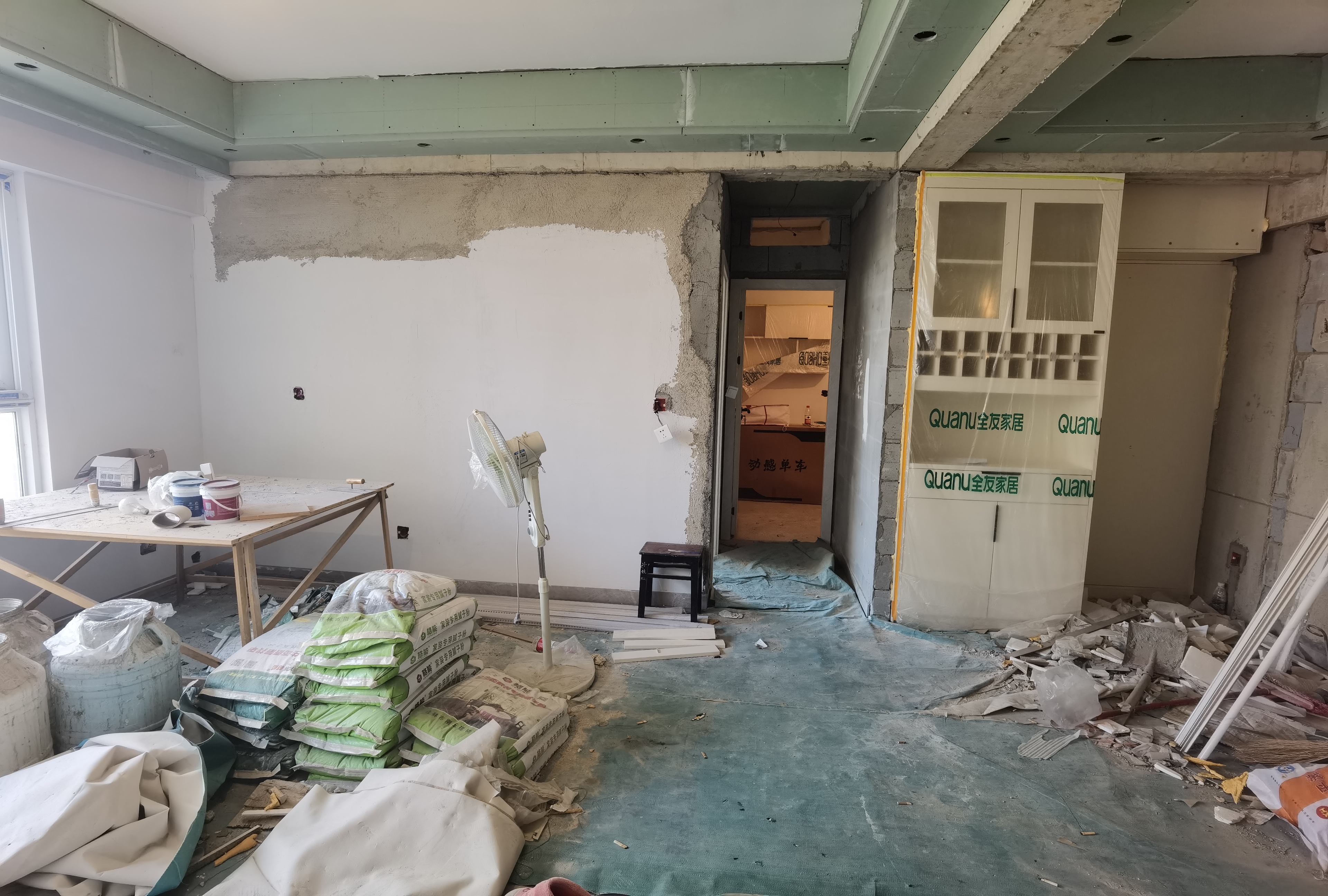 (马龙路)娄底技师学院教师住宅楼  3室2厅1卫   45.80万客厅