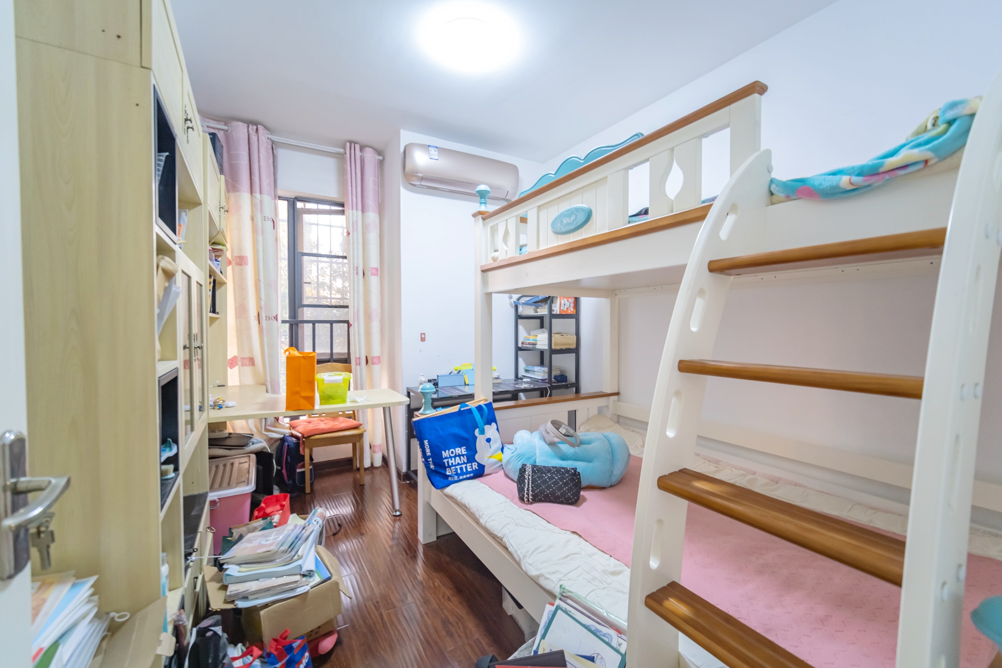 三一街区 3室2厅1卫 92.72万 三一街区 3室2厅1卫 92.72万卧室