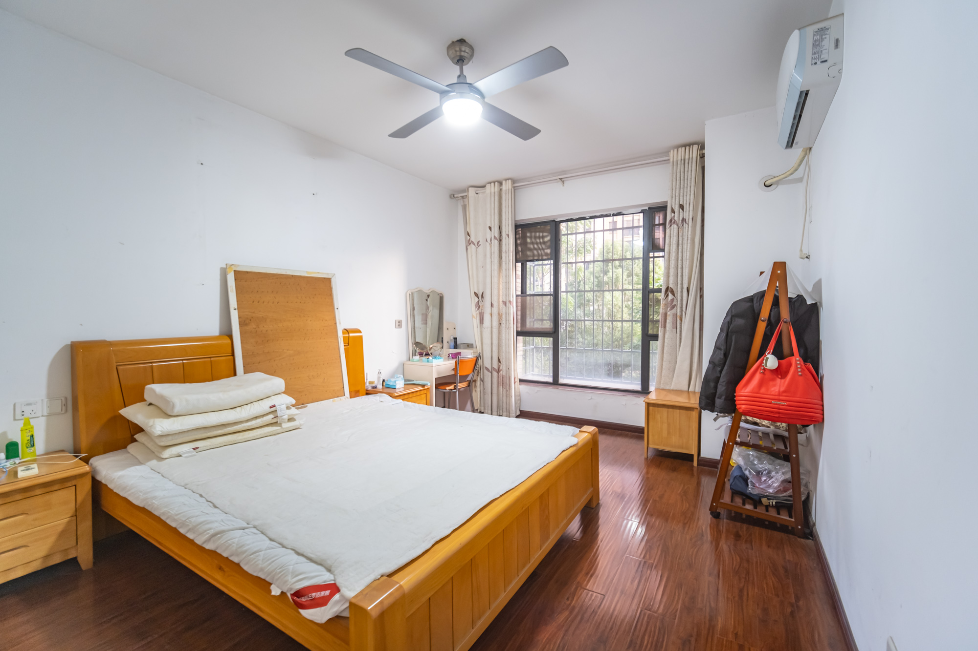 三一街区 3室2厅1卫 92.72万 三一街区 3室2厅1卫 92.72万卧室