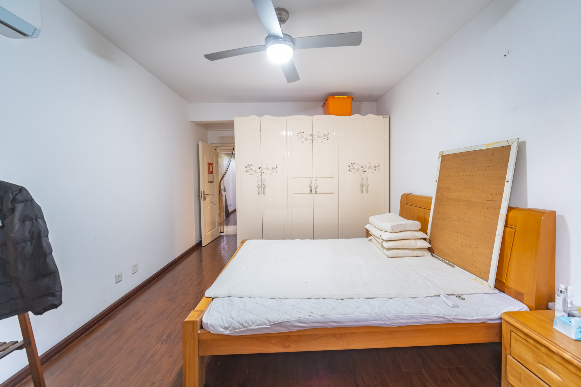 三一街区 3室2厅1卫 92.72万 三一街区 3室2厅1卫 92.72万卧室