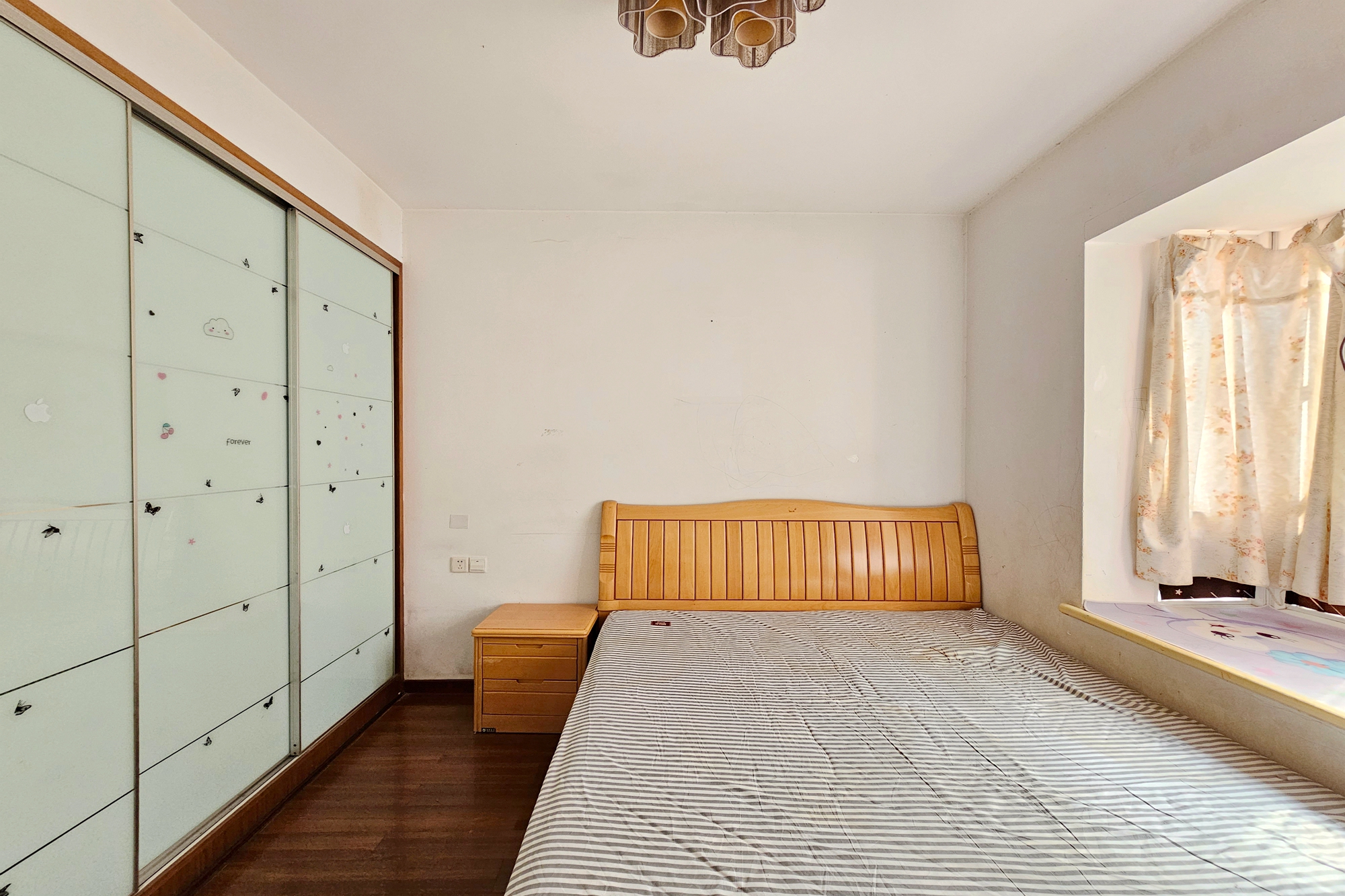 一品东庭 3室2厅2卫 74.0万 一品东庭 3室2厅2卫 74.0万卧室