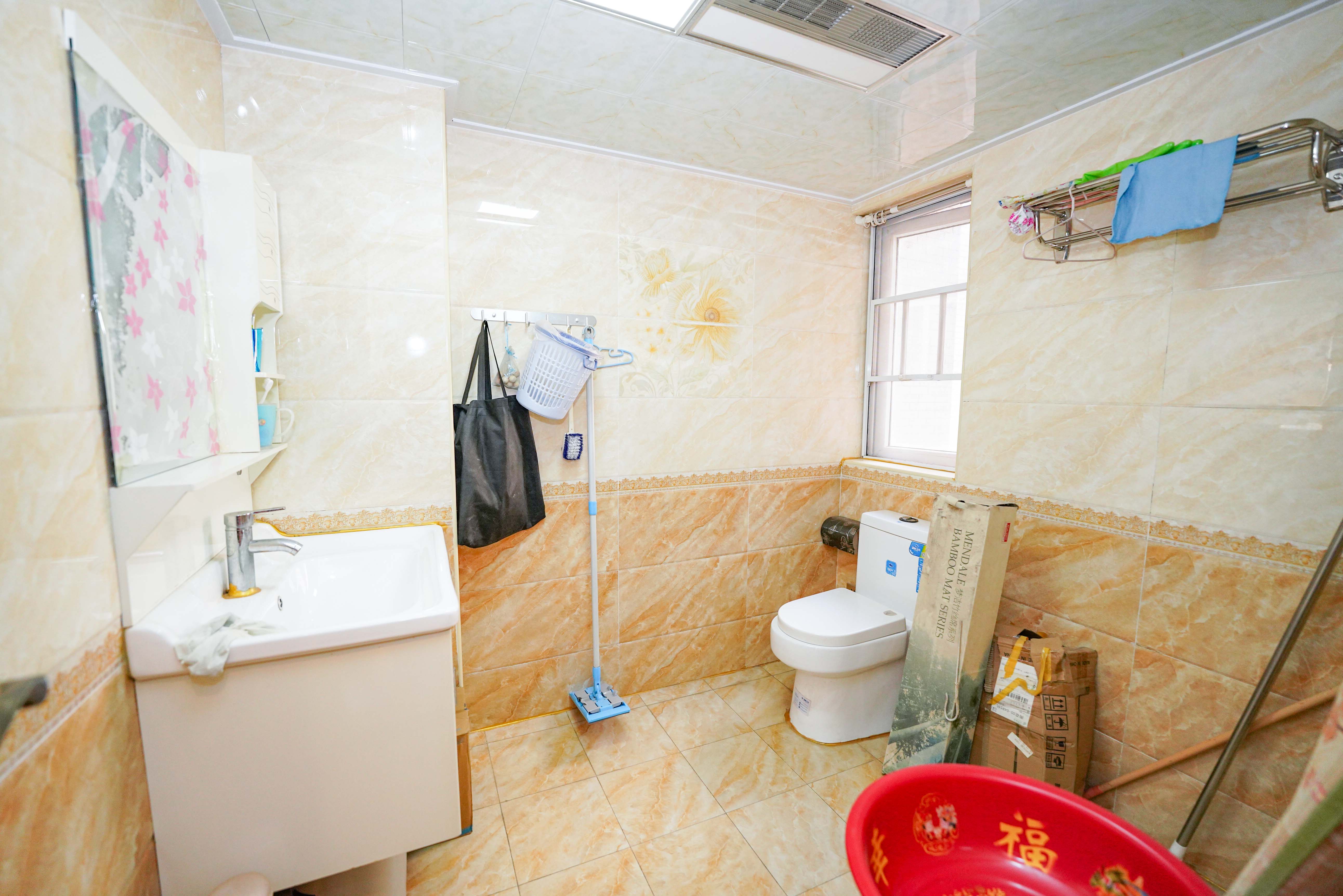 丽发新城  3室2厅2卫   99.80万卫生间