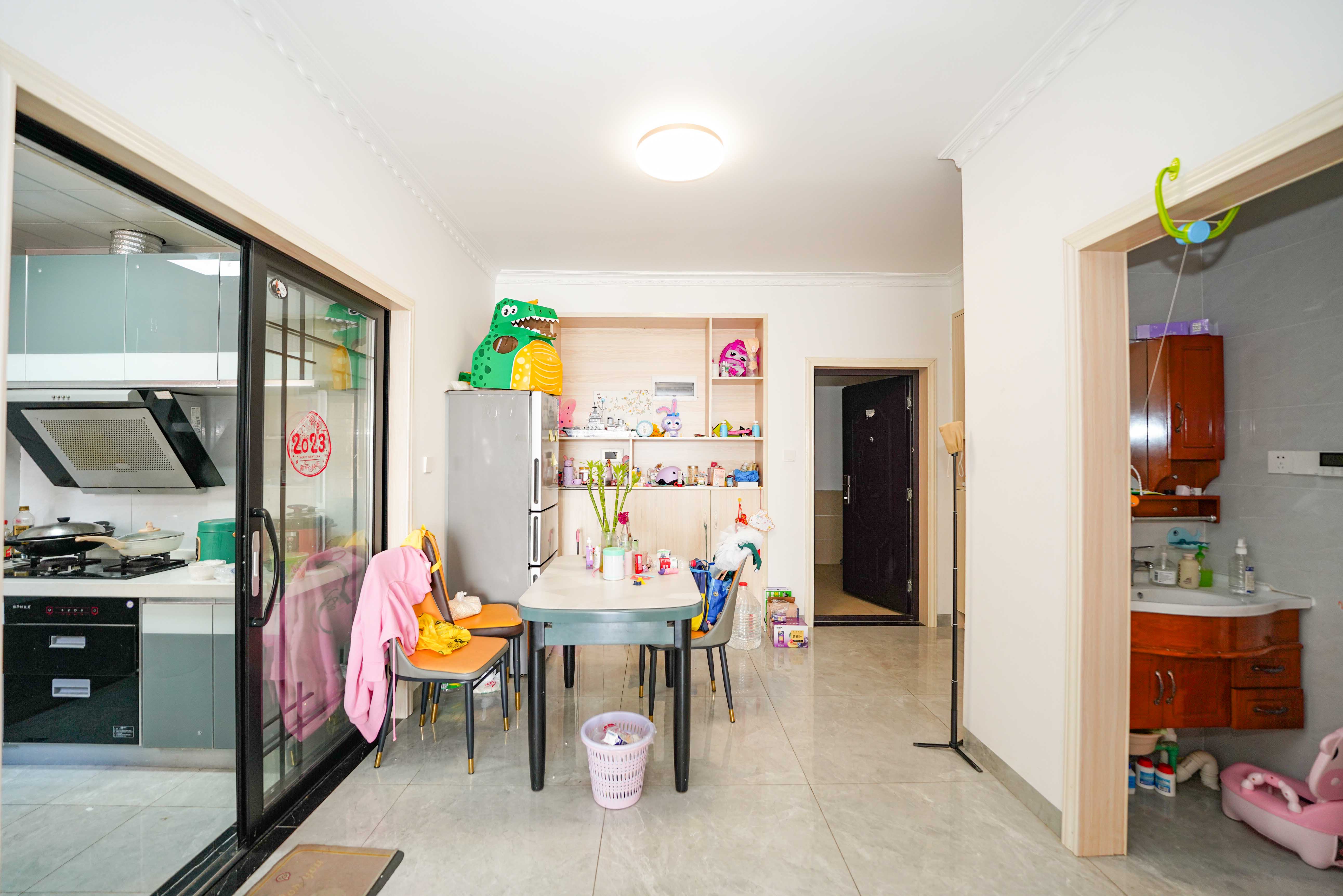 丽发新城  3室2厅1卫    85.0万客厅