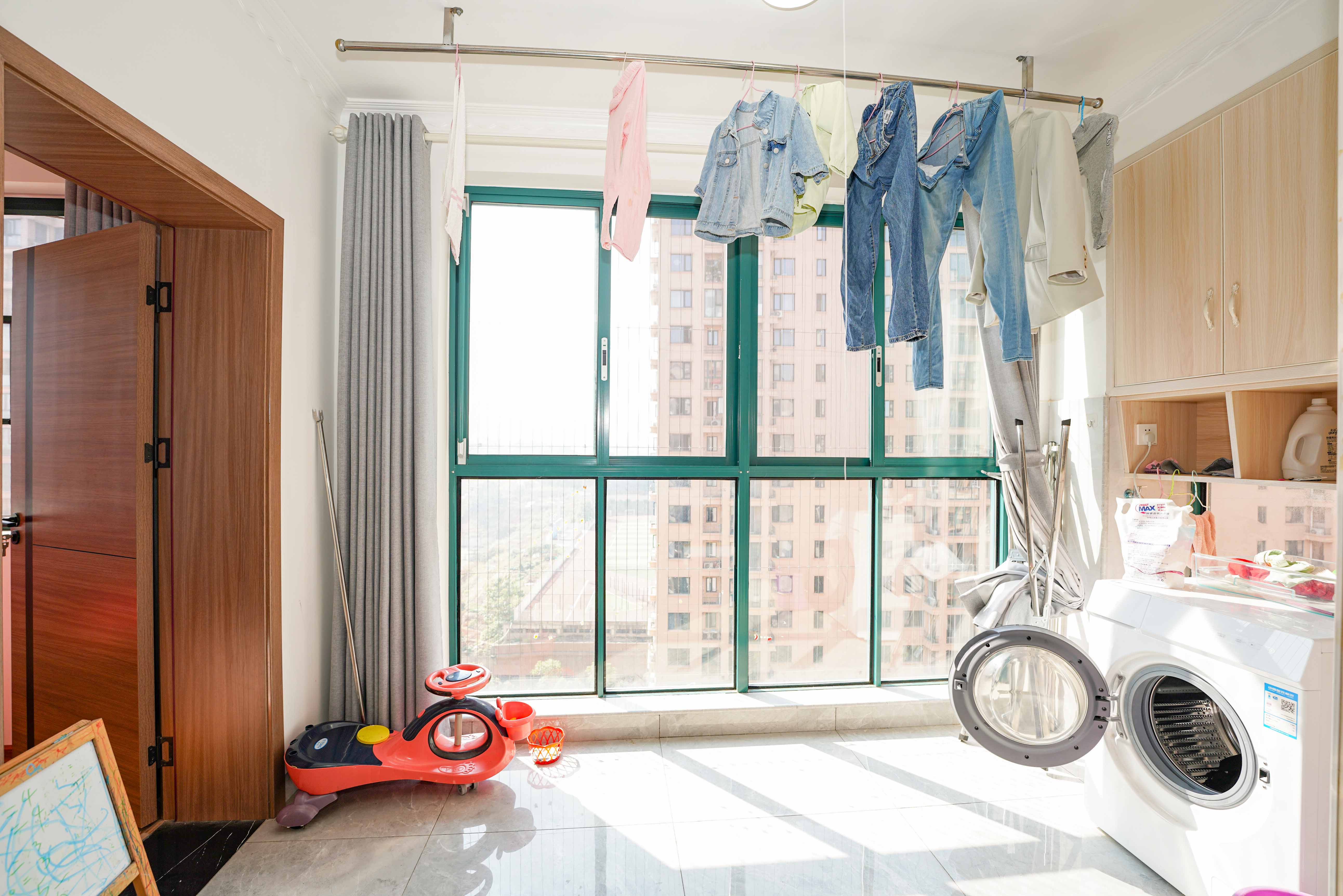 丽发新城  3室2厅1卫    85.0万阳台