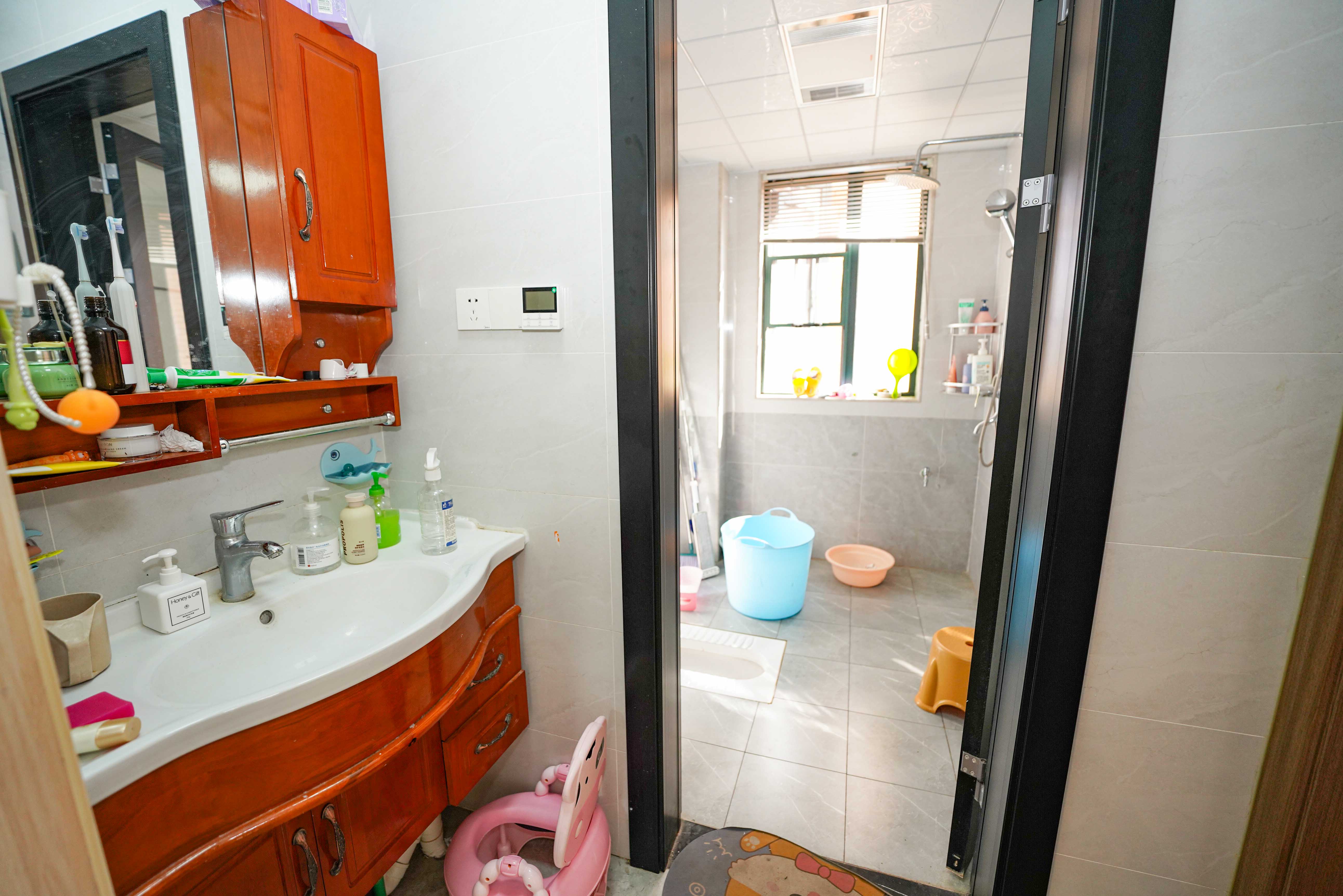 丽发新城  3室2厅1卫    85.0万卫生间