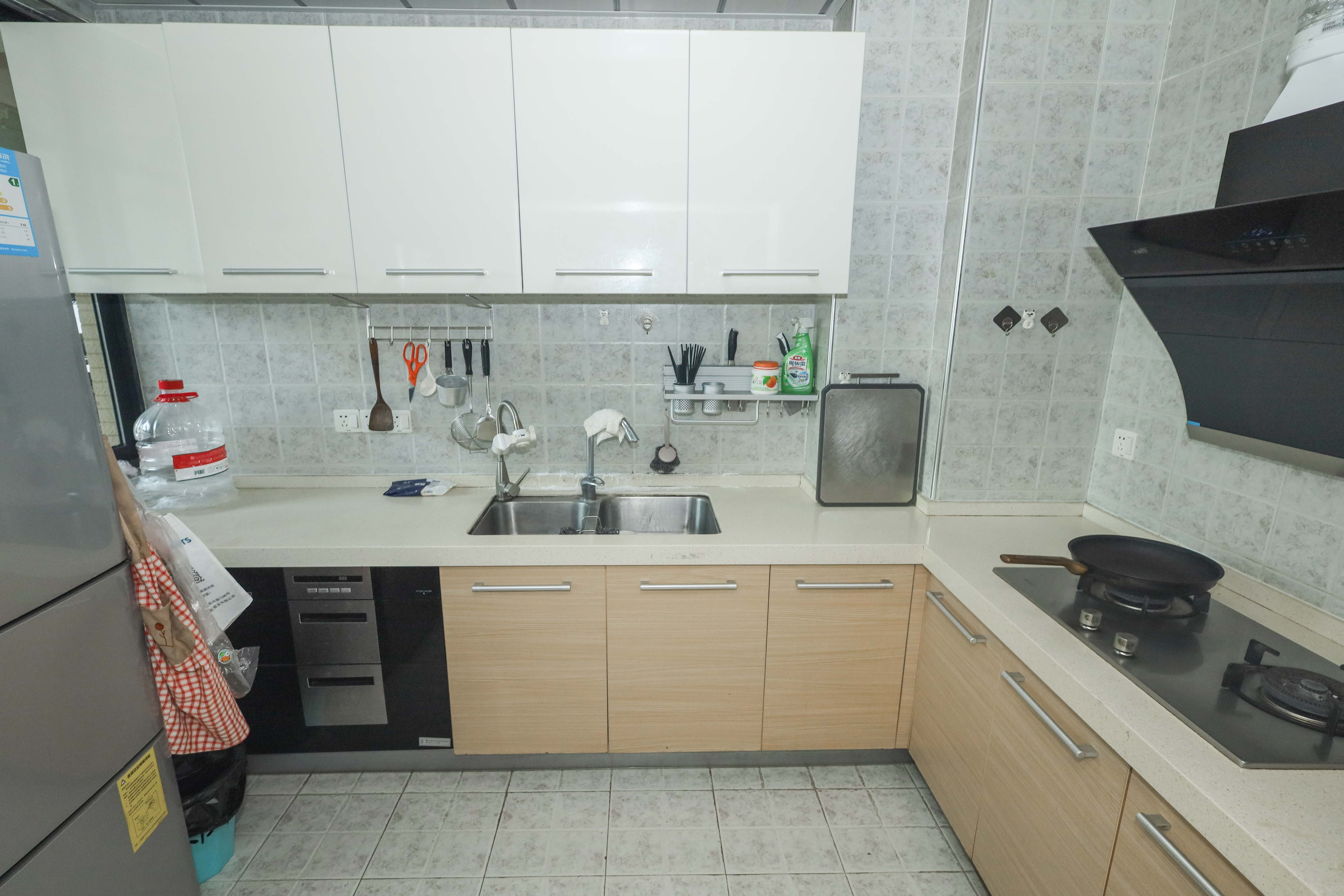 保利麓谷林语C区  4室2厅1卫    190.0万 保利麓谷林语C区  4室2厅1卫    190.0万厨房