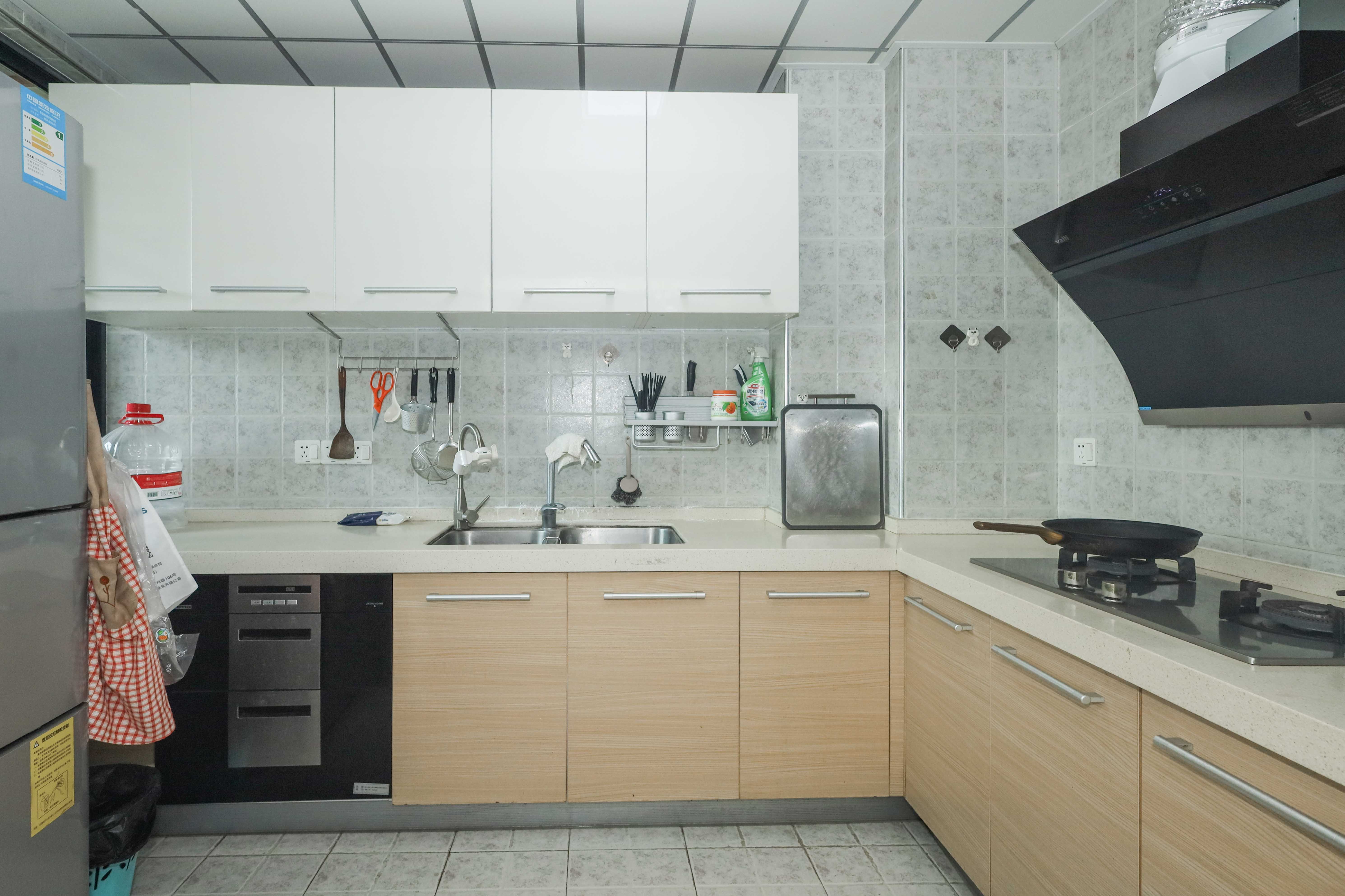 保利麓谷林语C区  4室2厅1卫    190.0万 保利麓谷林语C区  4室2厅1卫    190.0万厨房