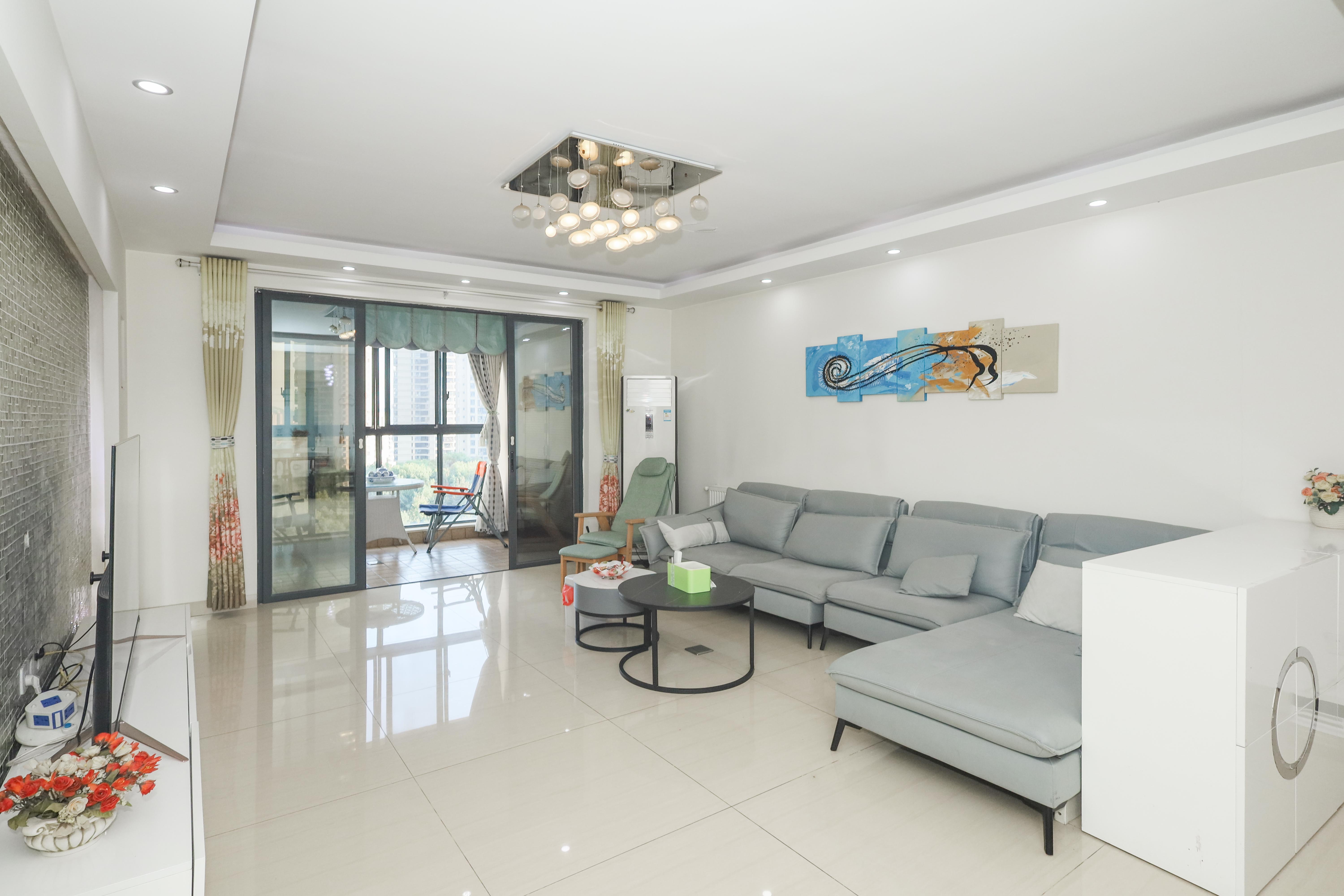 保利麓谷林语C区  4室2厅1卫    190.0万 保利麓谷林语C区  4室2厅1卫    190.0万客厅