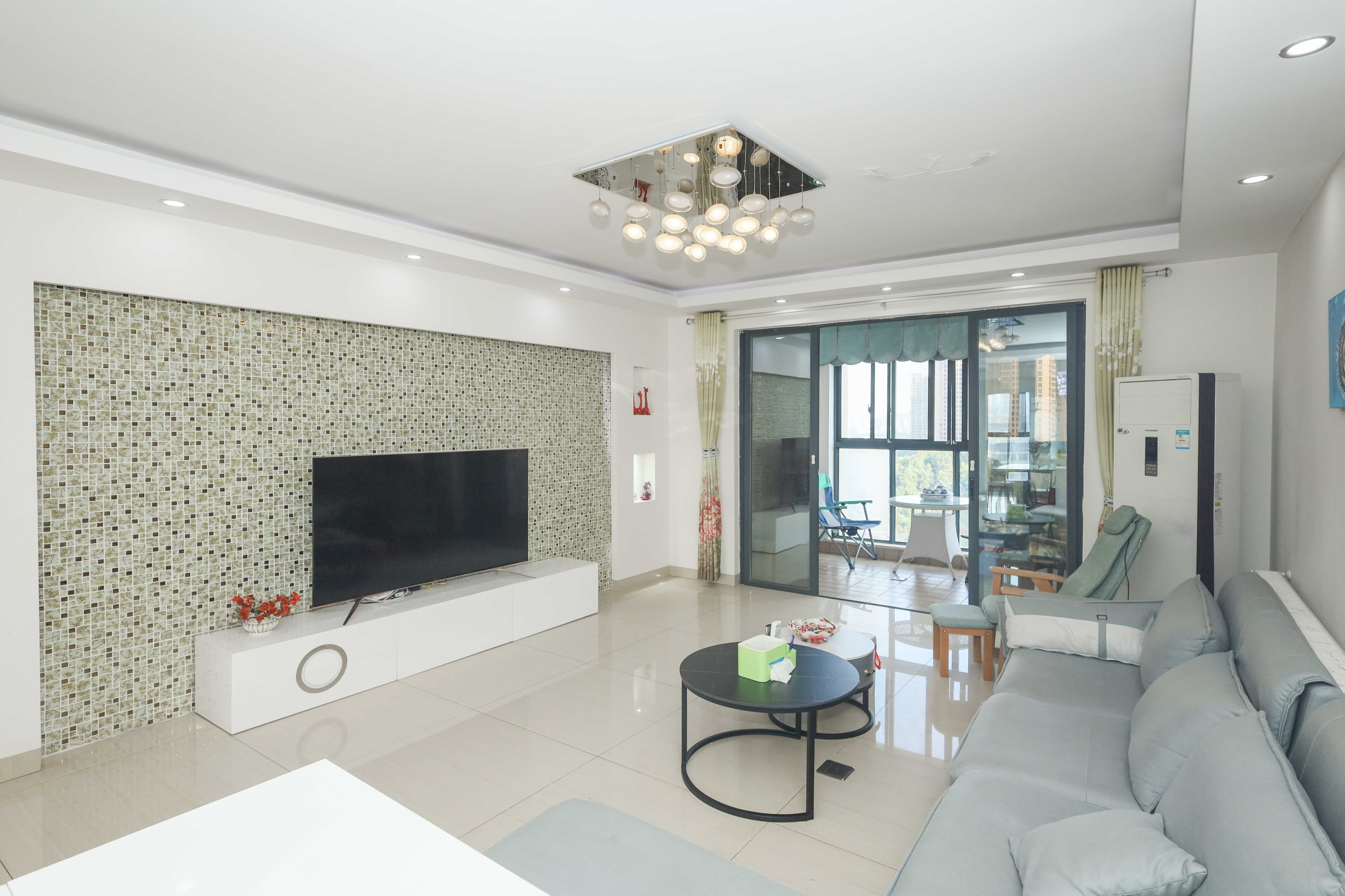 保利麓谷林语C区  4室2厅1卫    190.0万 保利麓谷林语C区  4室2厅1卫    190.0万客厅