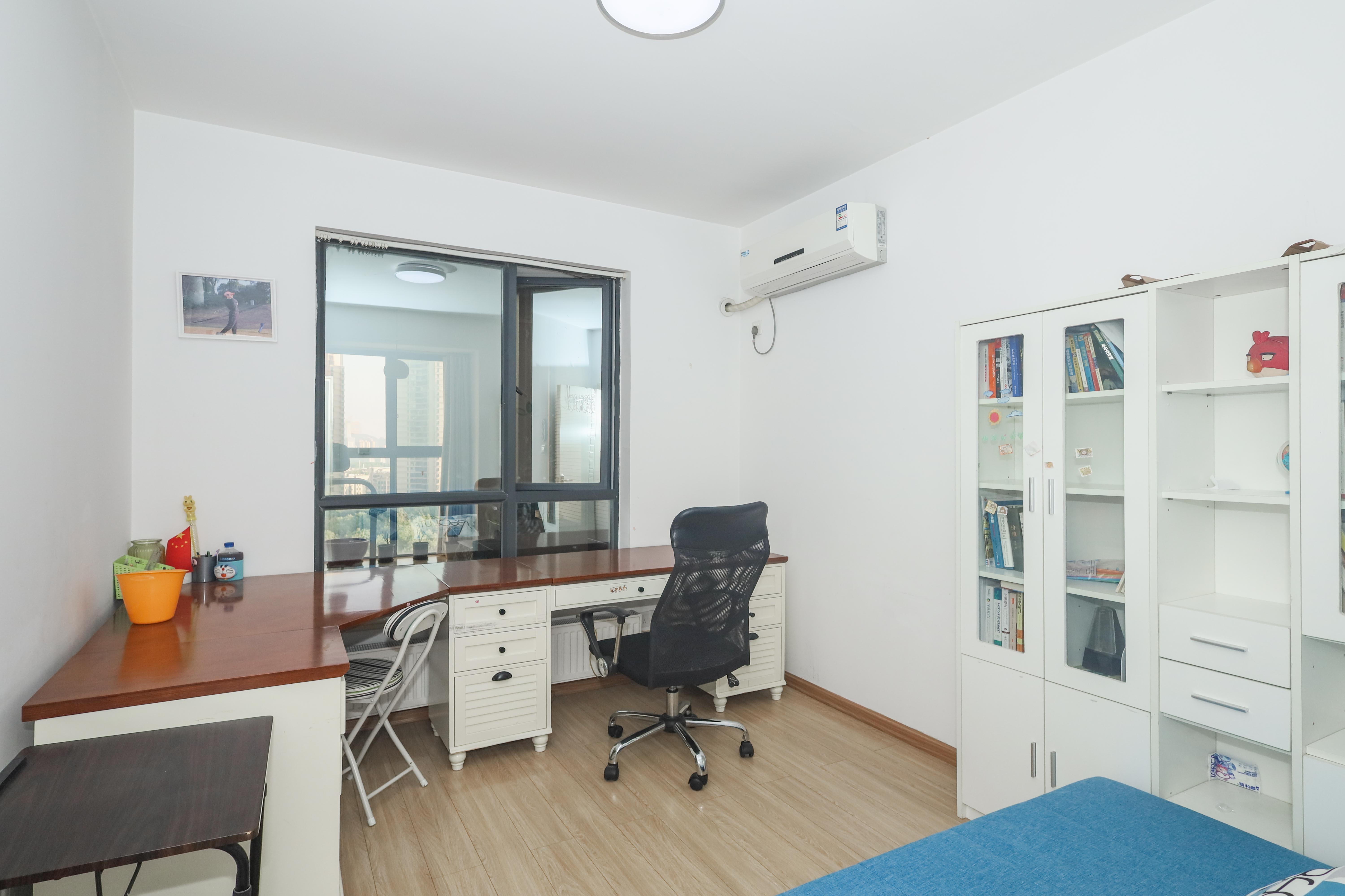 保利麓谷林语C区  4室2厅1卫    190.0万 保利麓谷林语C区  4室2厅1卫    190.0万卧室