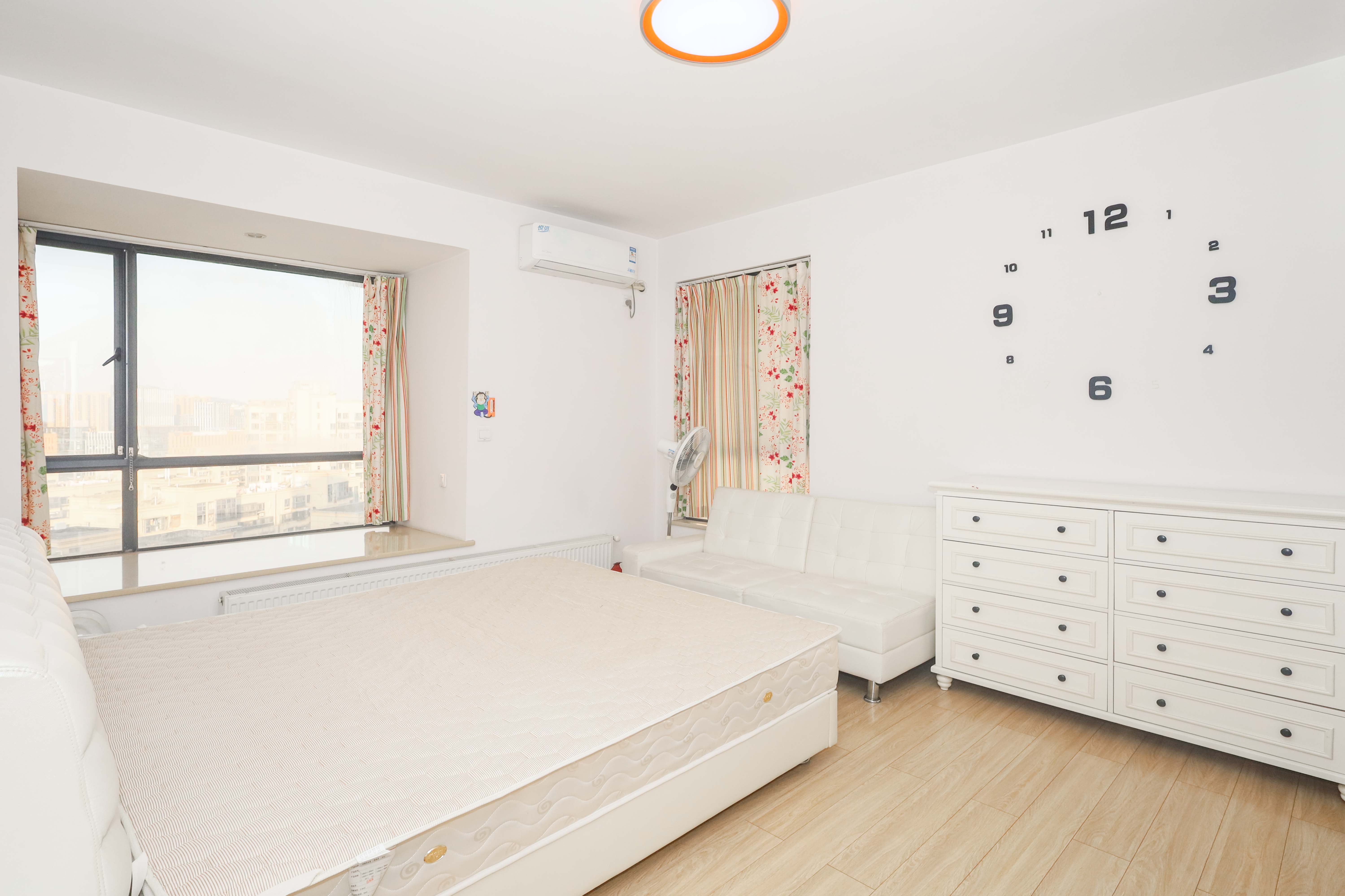 保利麓谷林语C区  4室2厅1卫    190.0万 保利麓谷林语C区  4室2厅1卫    190.0万卧室