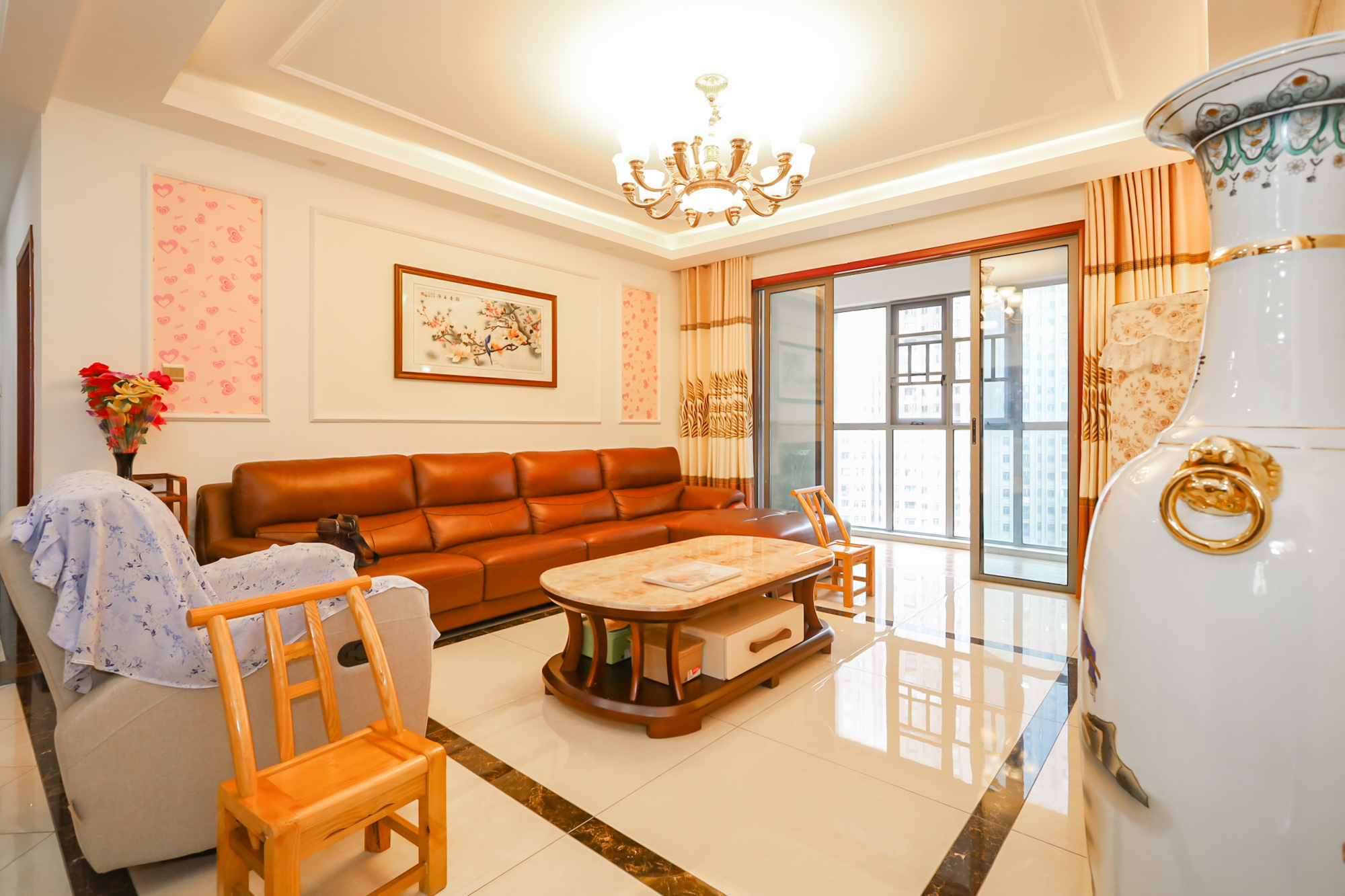 八方小区C区  4室2厅2卫    569.9万客厅