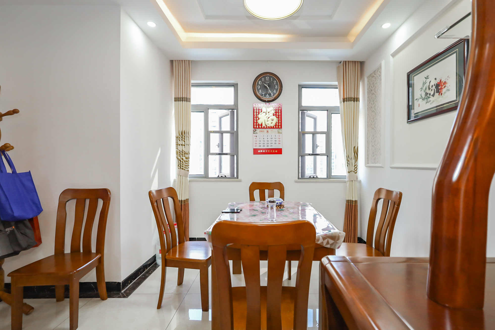 八方小区C区  4室2厅2卫    569.9万客厅