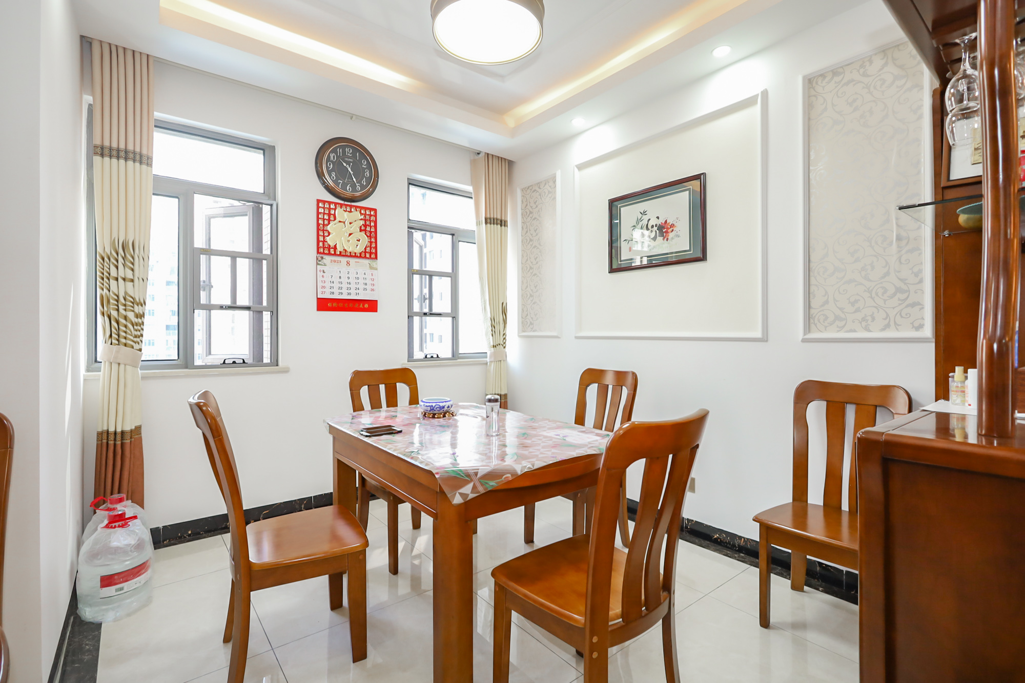 八方小区C区  4室2厅2卫    569.9万客厅