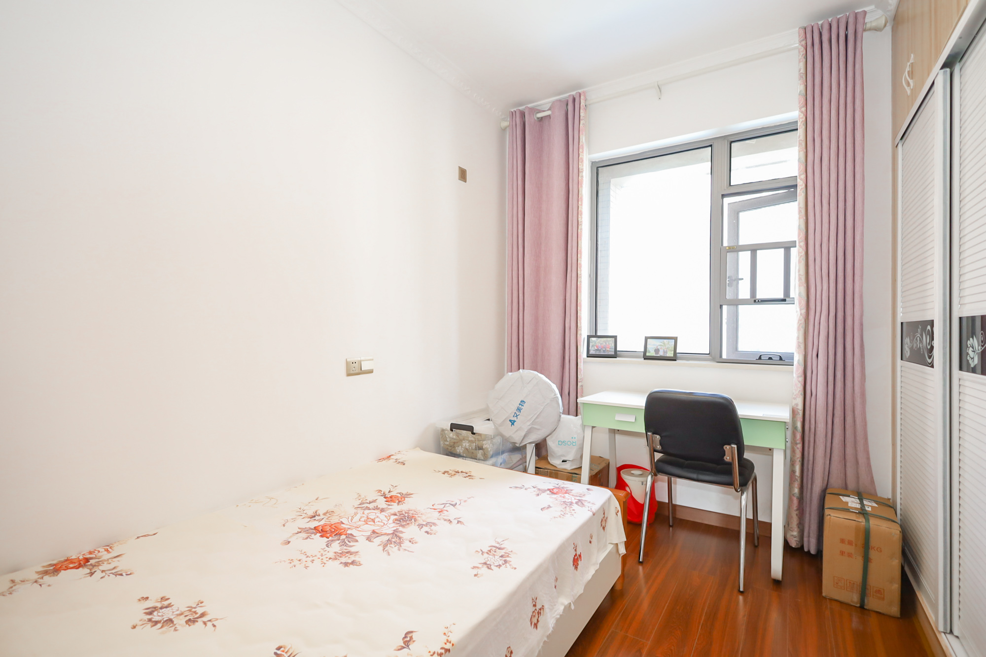 八方小区C区  4室2厅2卫    569.9万卧室