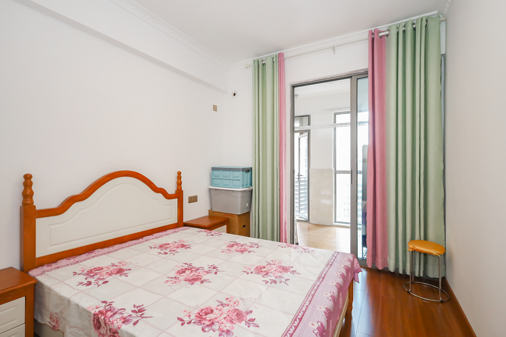 八方小区C区  4室2厅2卫    569.9万卧室