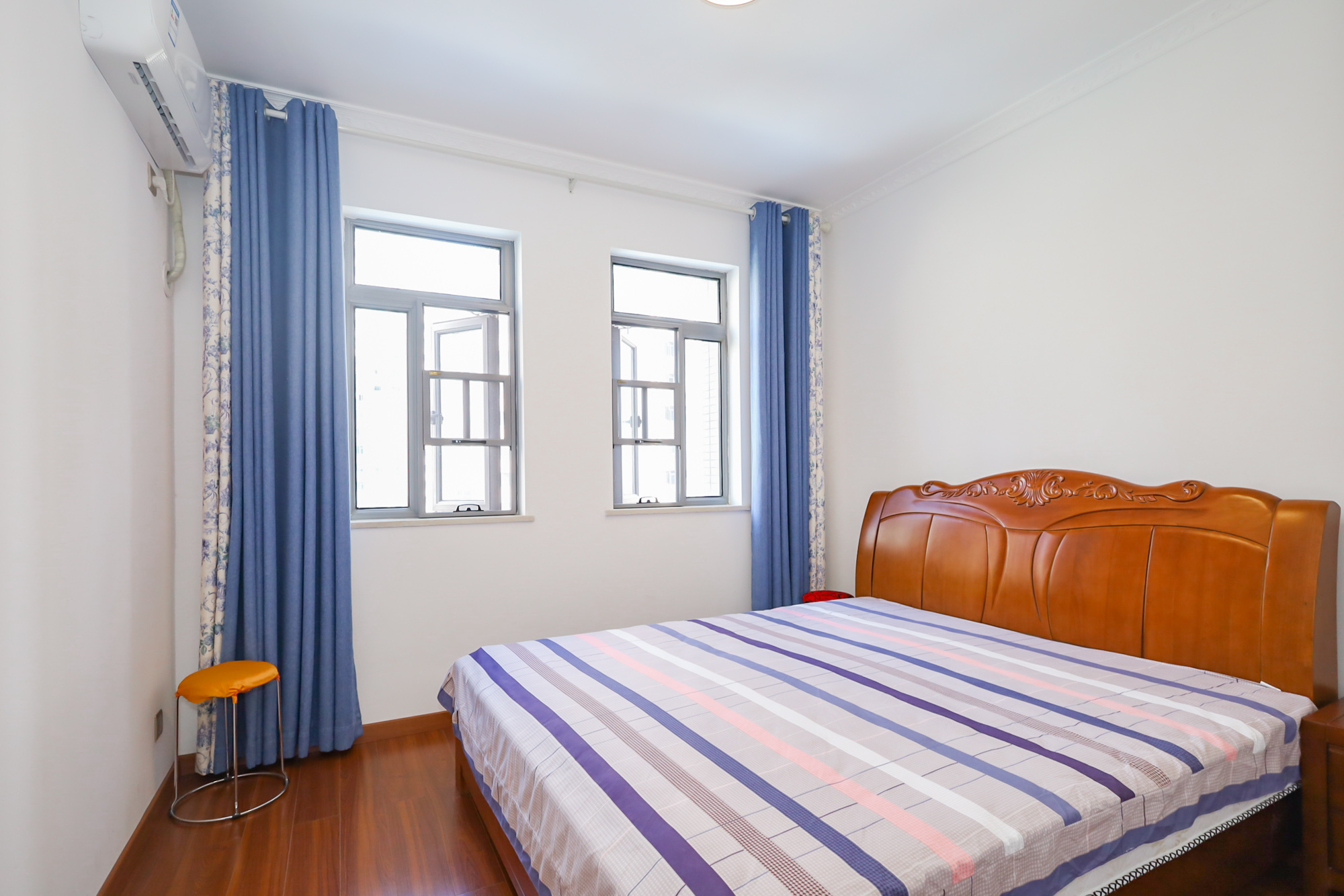 八方小区C区  4室2厅2卫    569.9万卧室