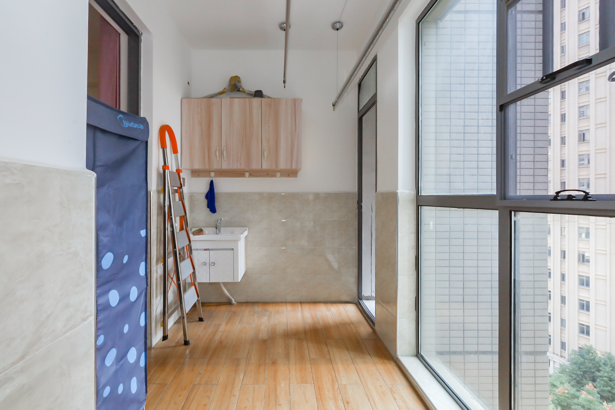 八方小区C区  4室2厅2卫    569.9万阳台