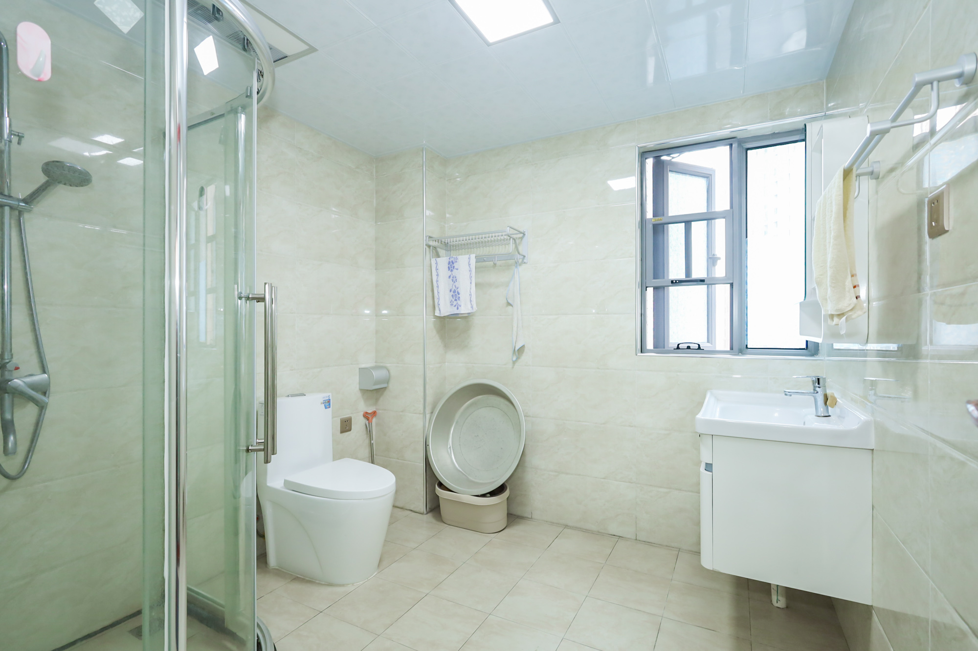 八方小区C区  4室2厅2卫    569.9万卫生间