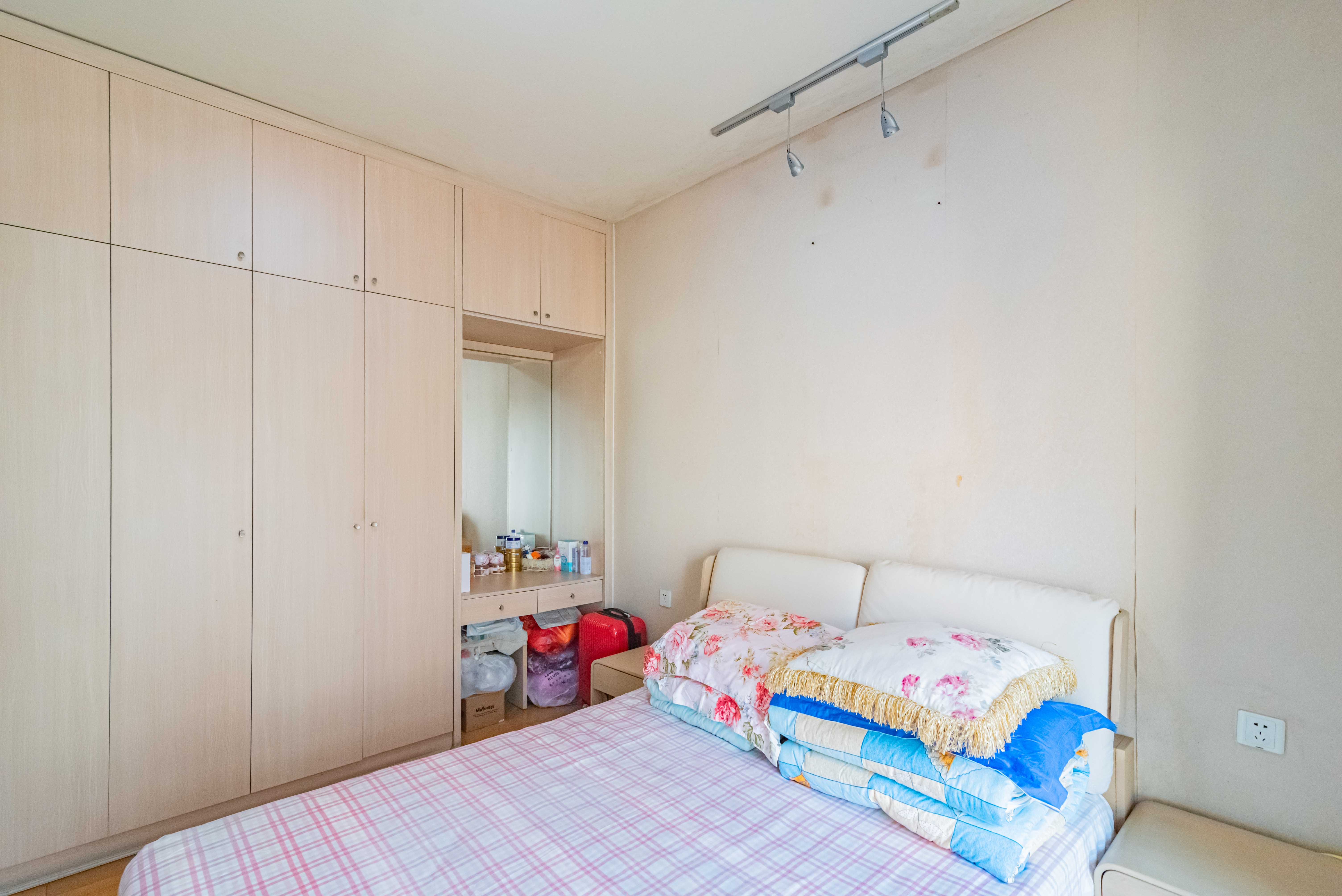盛世美居荷园  2室2厅1卫   105.00万卧室