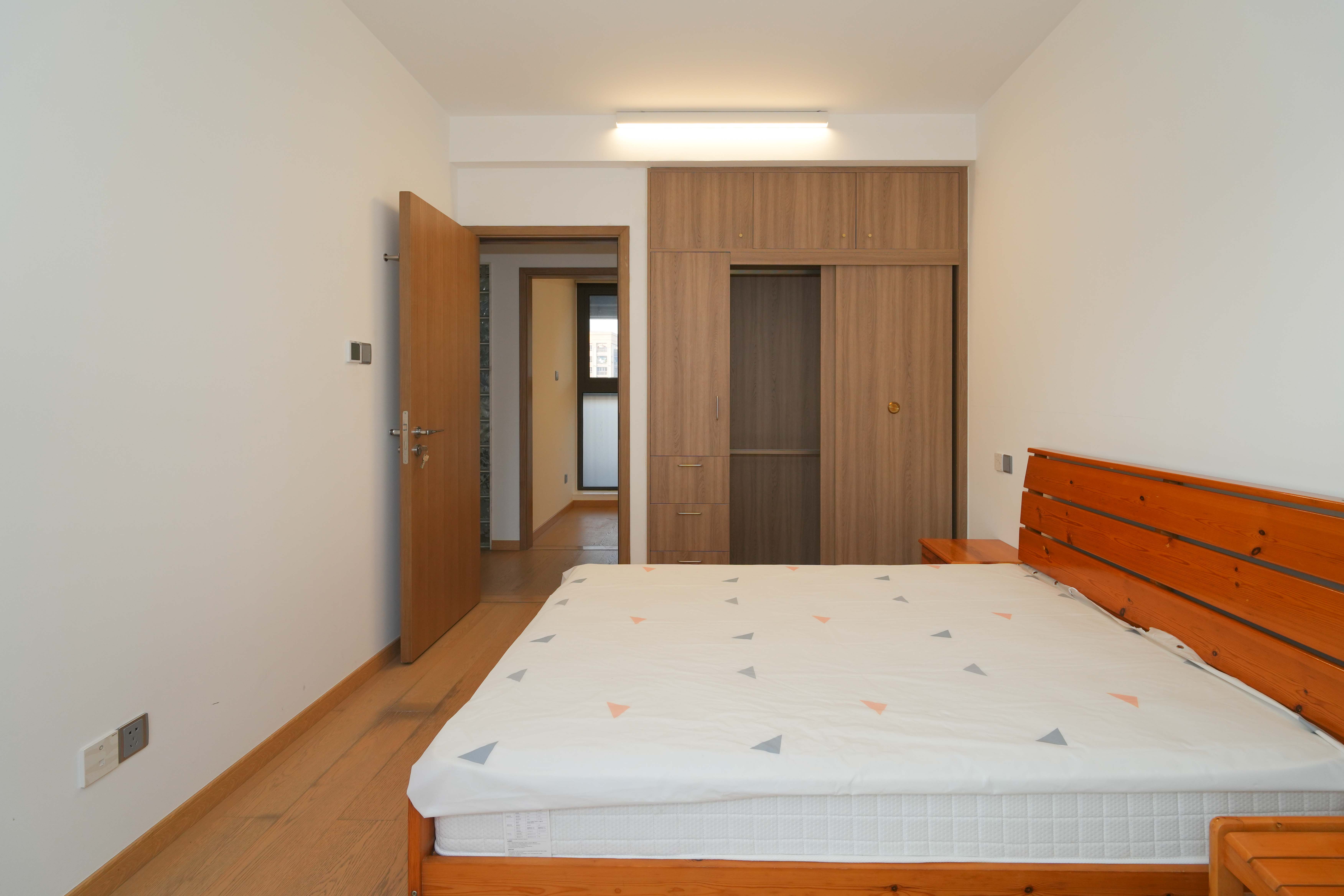 世茂铂翠湾四期(世茂悦享) 3室2厅1卫 106.0万 世茂铂翠湾四期(世茂悦享) 3室2厅1卫 106.0万卧室