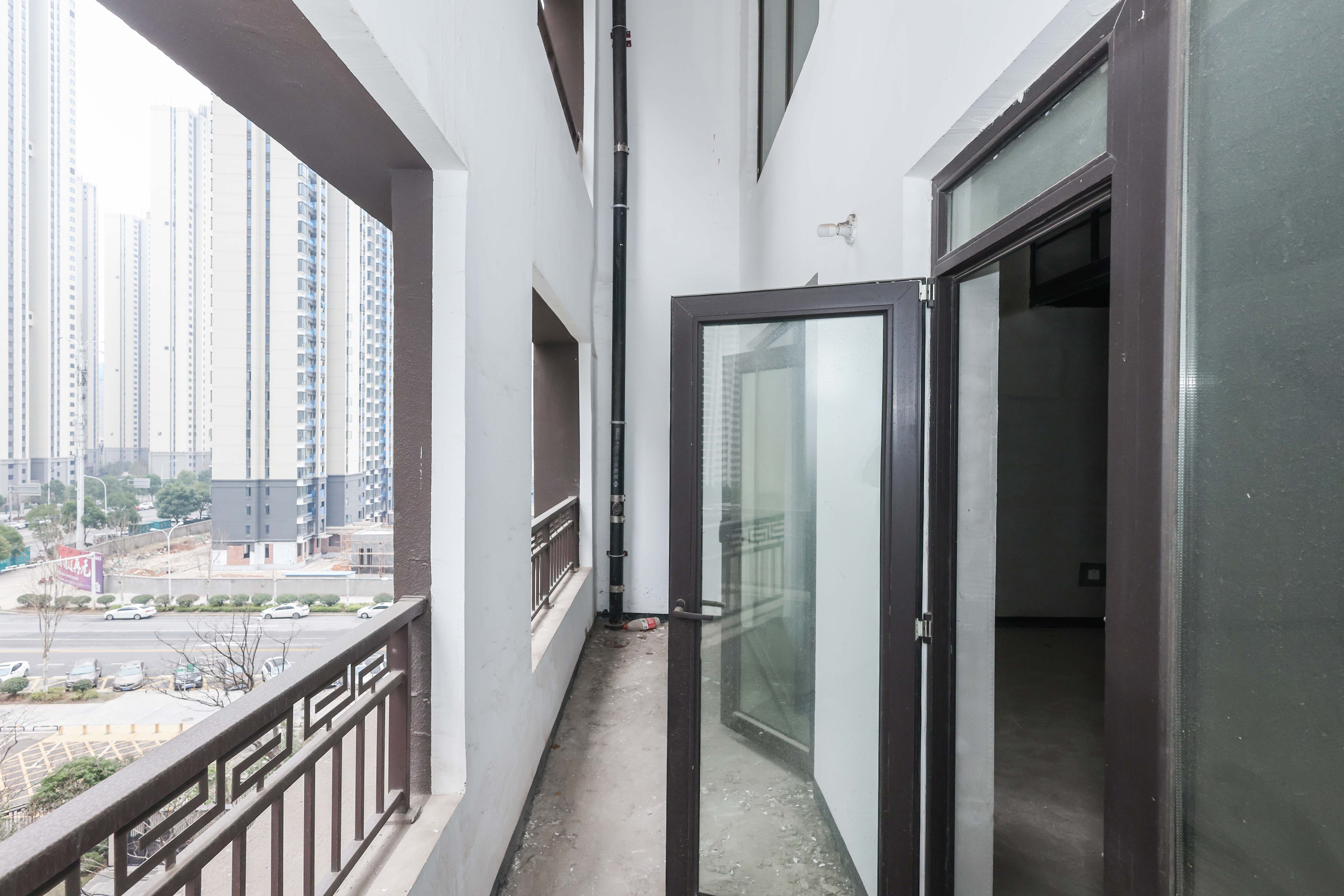 建发央著  4室2厅2卫   185.00万阳台