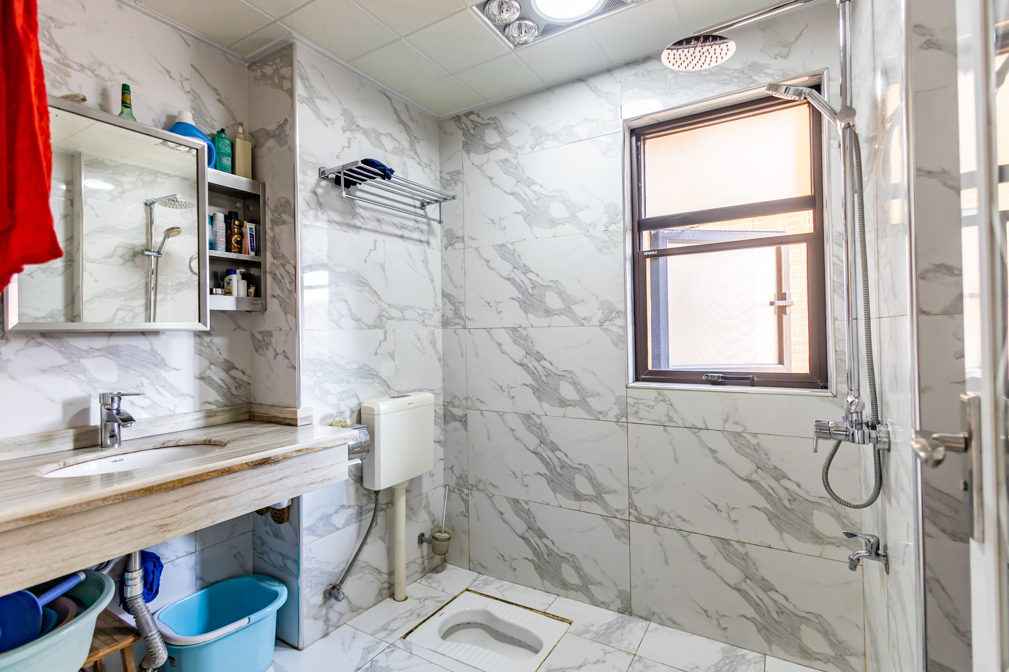 中海国际一期  5室2厅2卫    125.0万卫生间