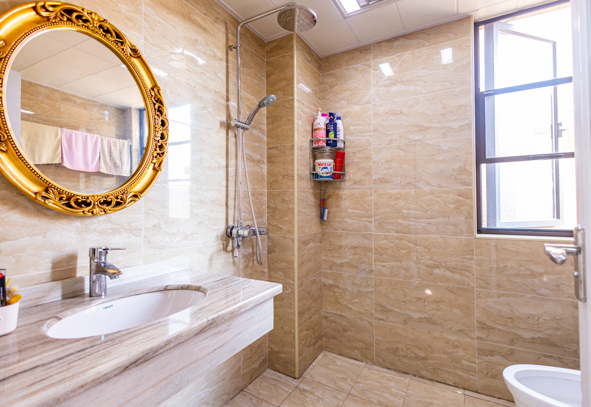 中海国际一期  5室2厅2卫    125.0万卫生间