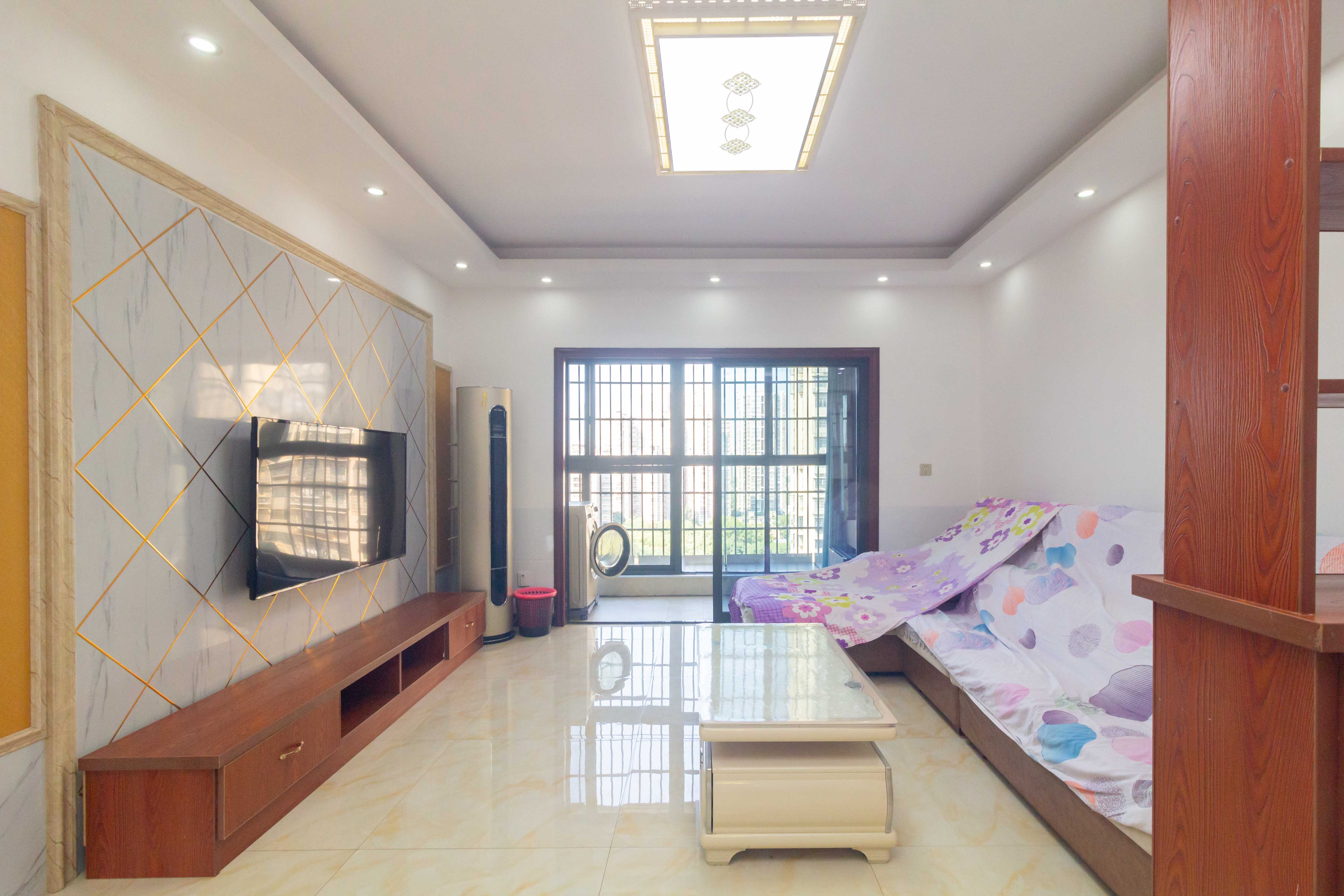 汇一城(汇壹公馆) 3室2厅2卫 98.0万 汇一城(汇壹公馆) 3室2厅2卫 98.0万客厅