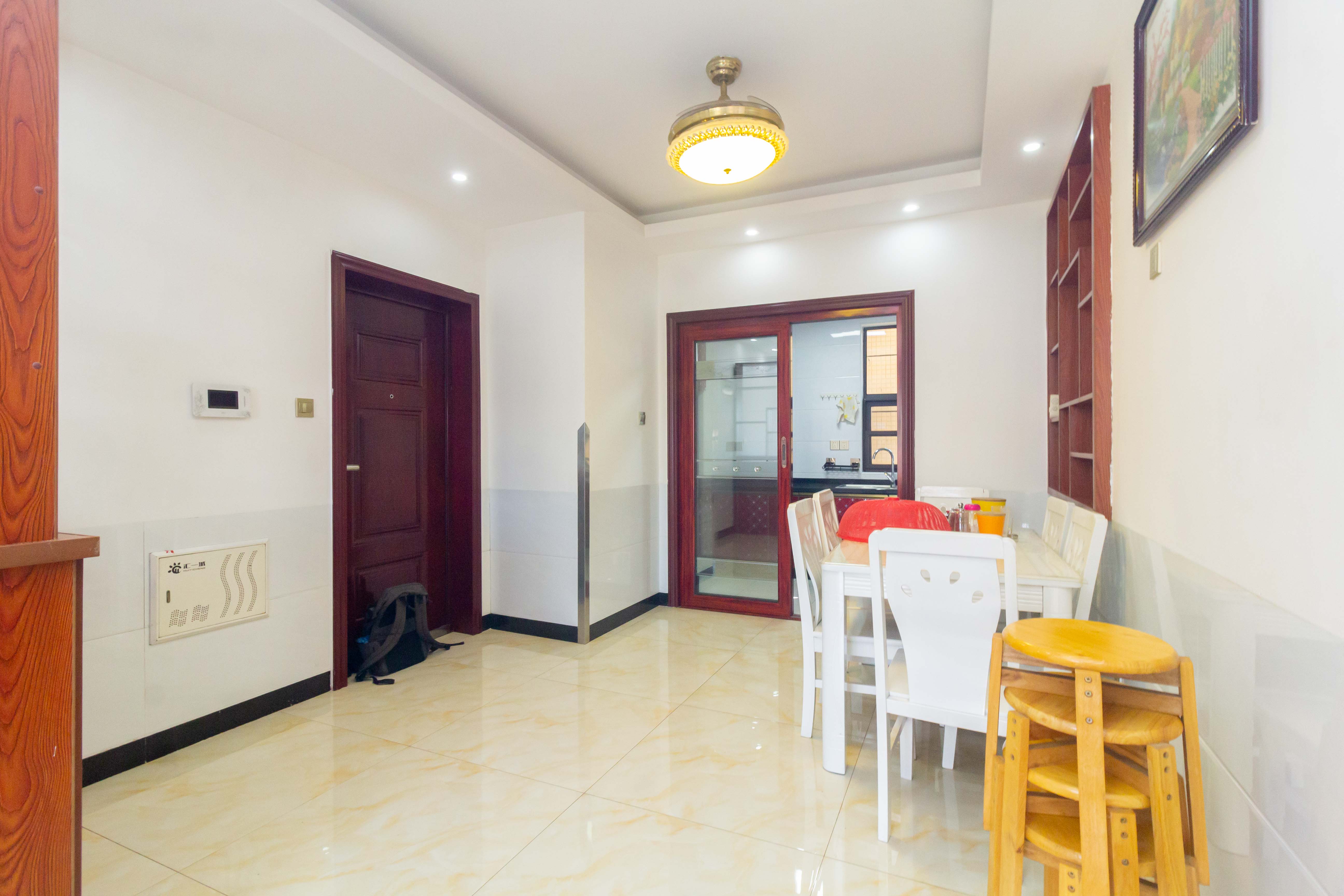 汇一城(汇壹公馆) 3室2厅2卫 98.0万 汇一城(汇壹公馆) 3室2厅2卫 98.0万客厅