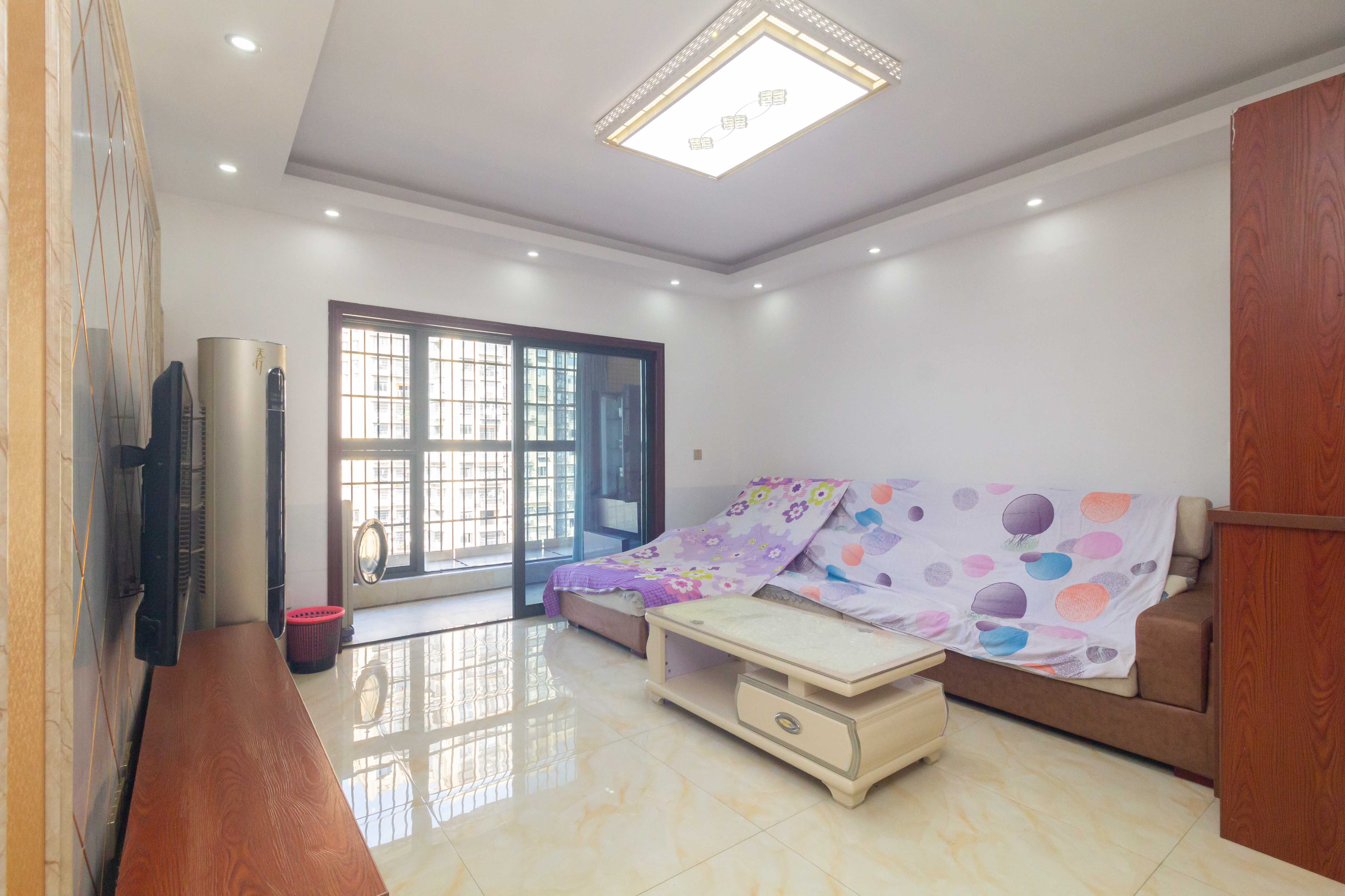 汇一城(汇壹公馆) 3室2厅2卫 98.0万 汇一城(汇壹公馆) 3室2厅2卫 98.0万客厅