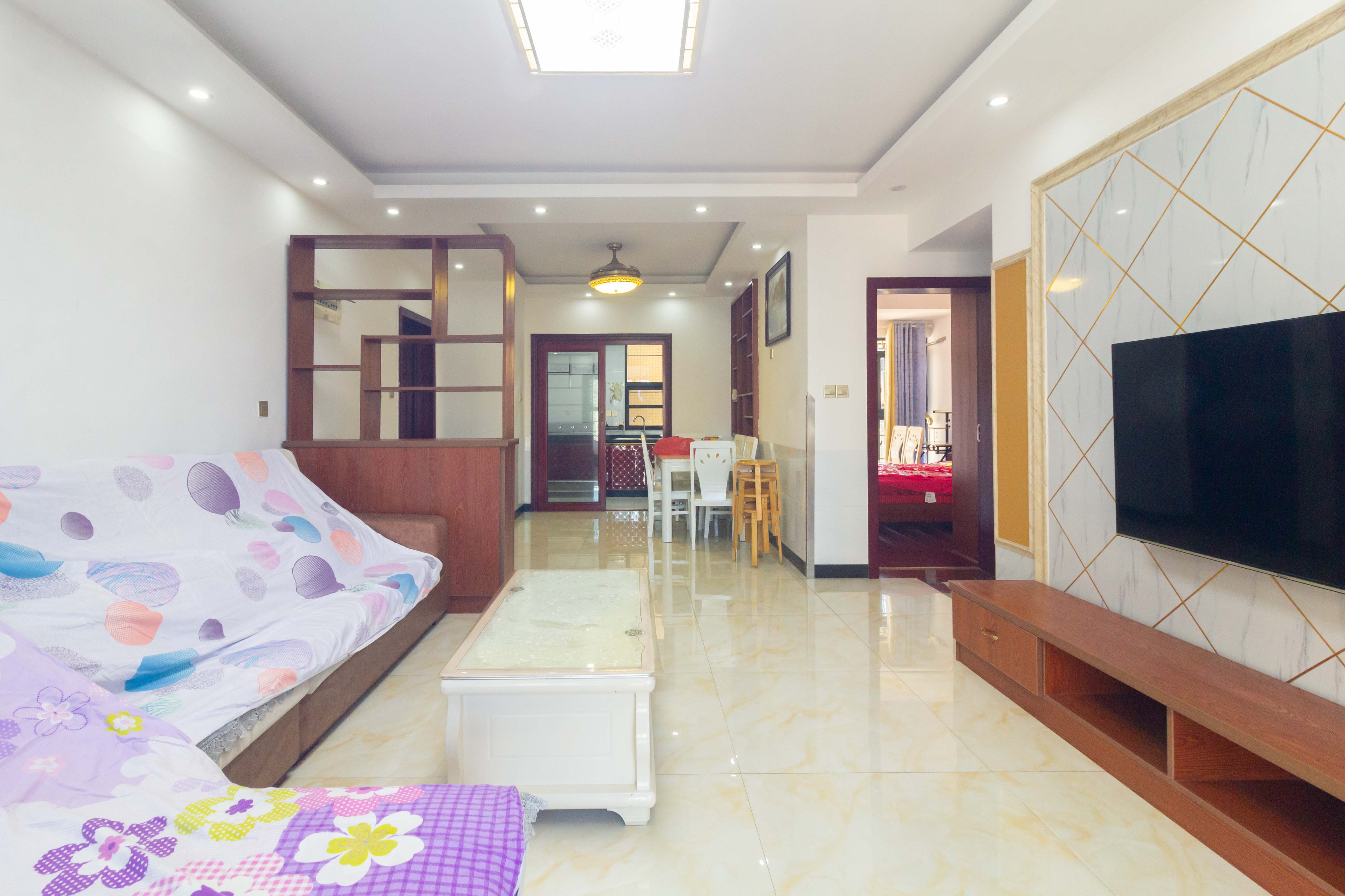 汇一城(汇壹公馆) 3室2厅2卫 98.0万 汇一城(汇壹公馆) 3室2厅2卫 98.0万客厅