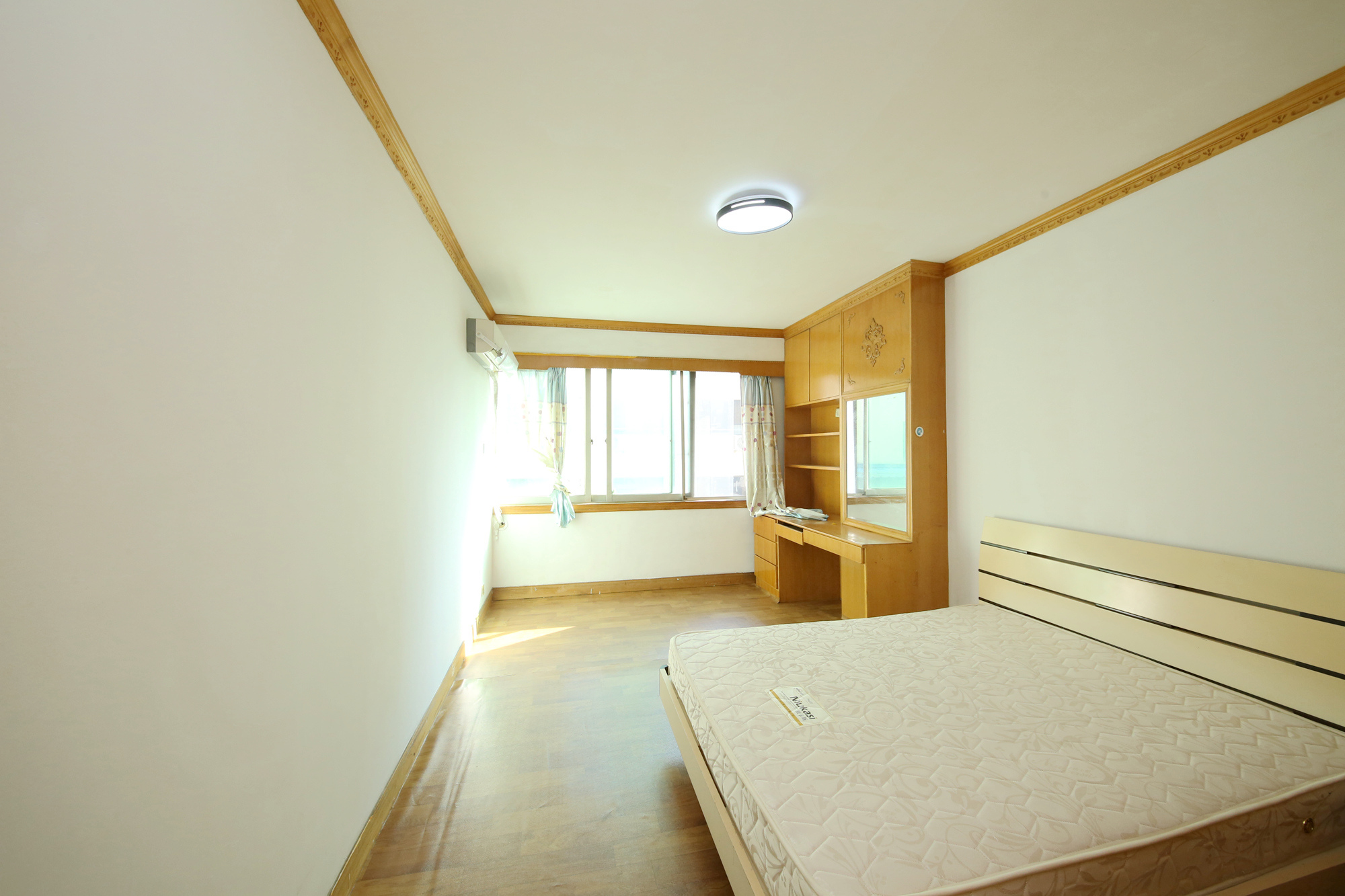 建工集团单位房  2室2厅1卫    104.0万卧室