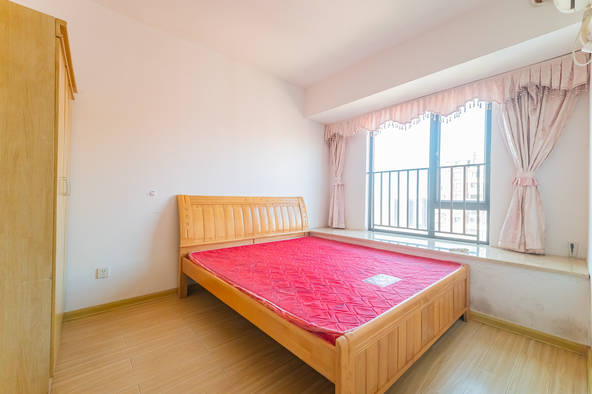 华润凤凰城二期  3室2厅2卫    65.0万 华润凤凰城二期  3室2厅2卫    65.0万卧室