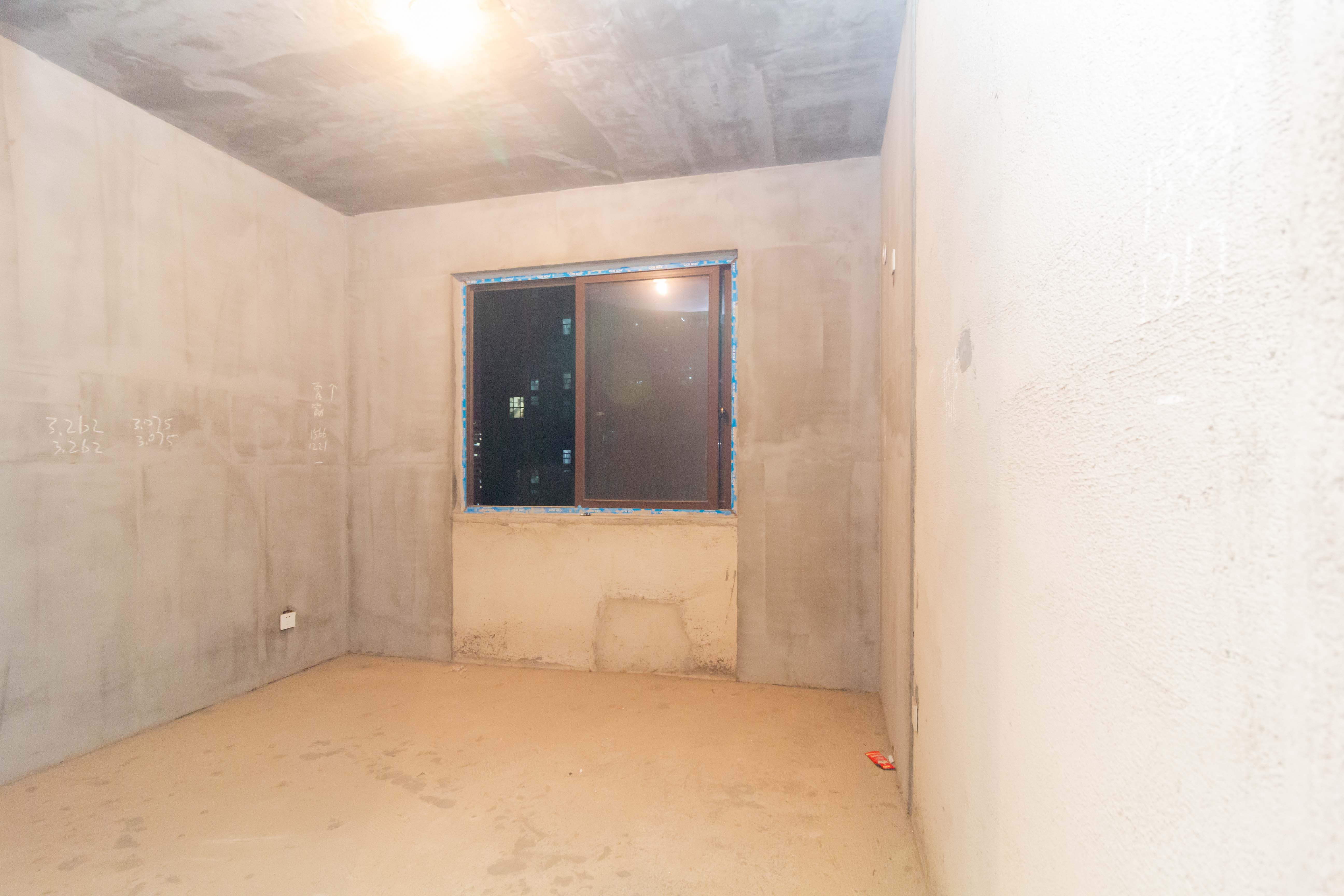 东方美地  4室2厅2卫   98.00万卧室