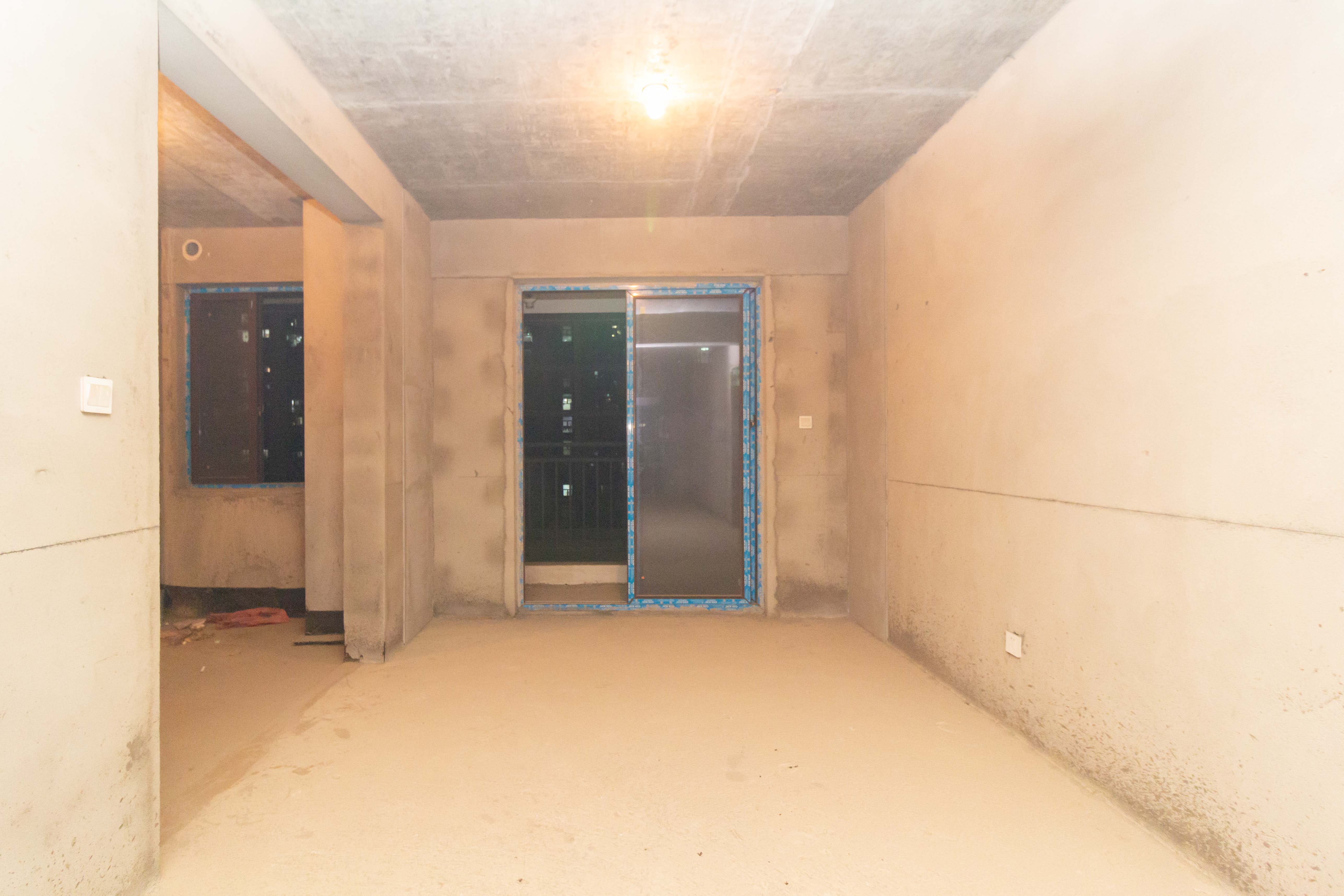 东方美地  4室2厅2卫   135.80万客厅