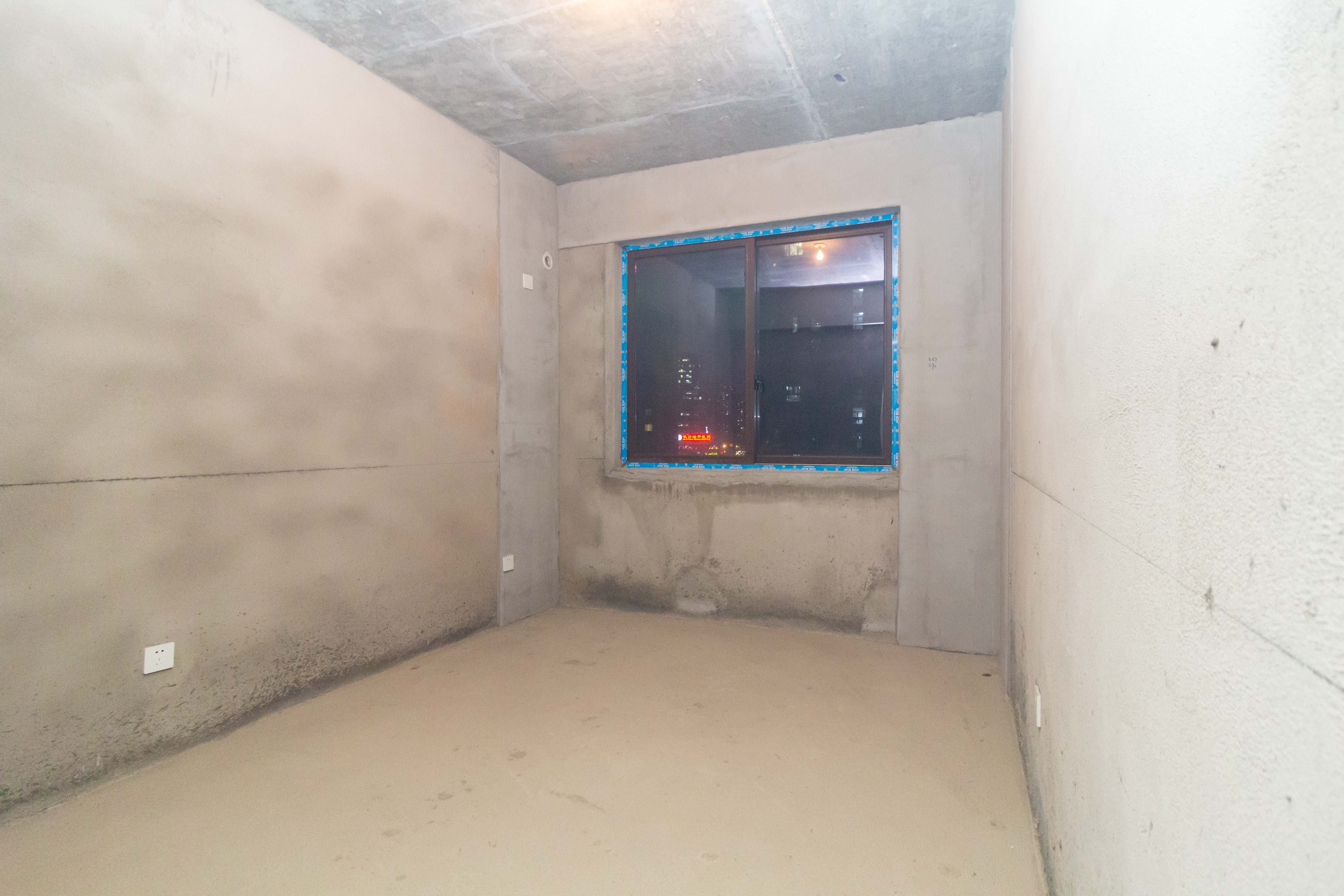 东方美地  4室2厅2卫   135.80万卧室