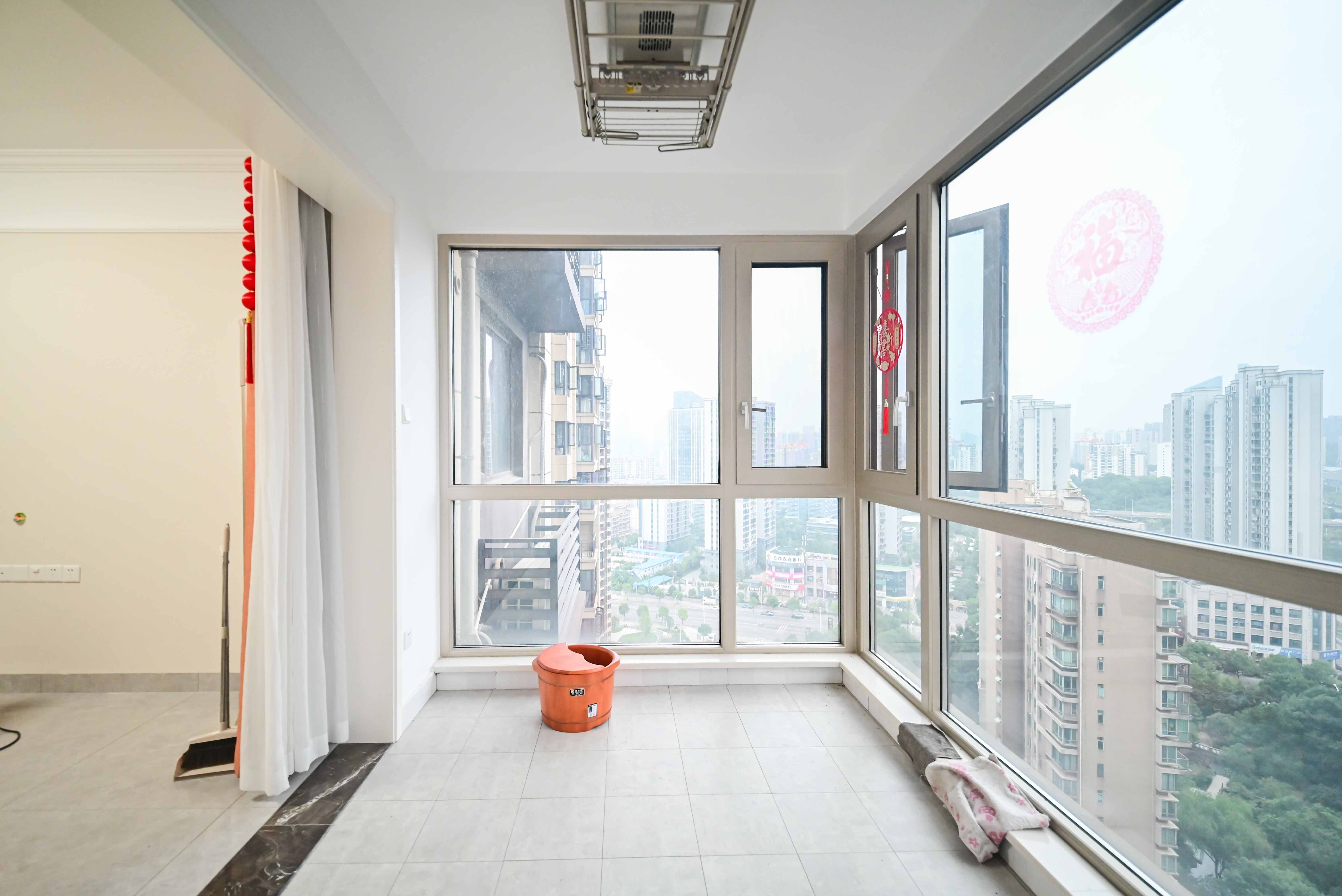 保利大都汇一期、二期  3室2厅1卫    135.0万阳台