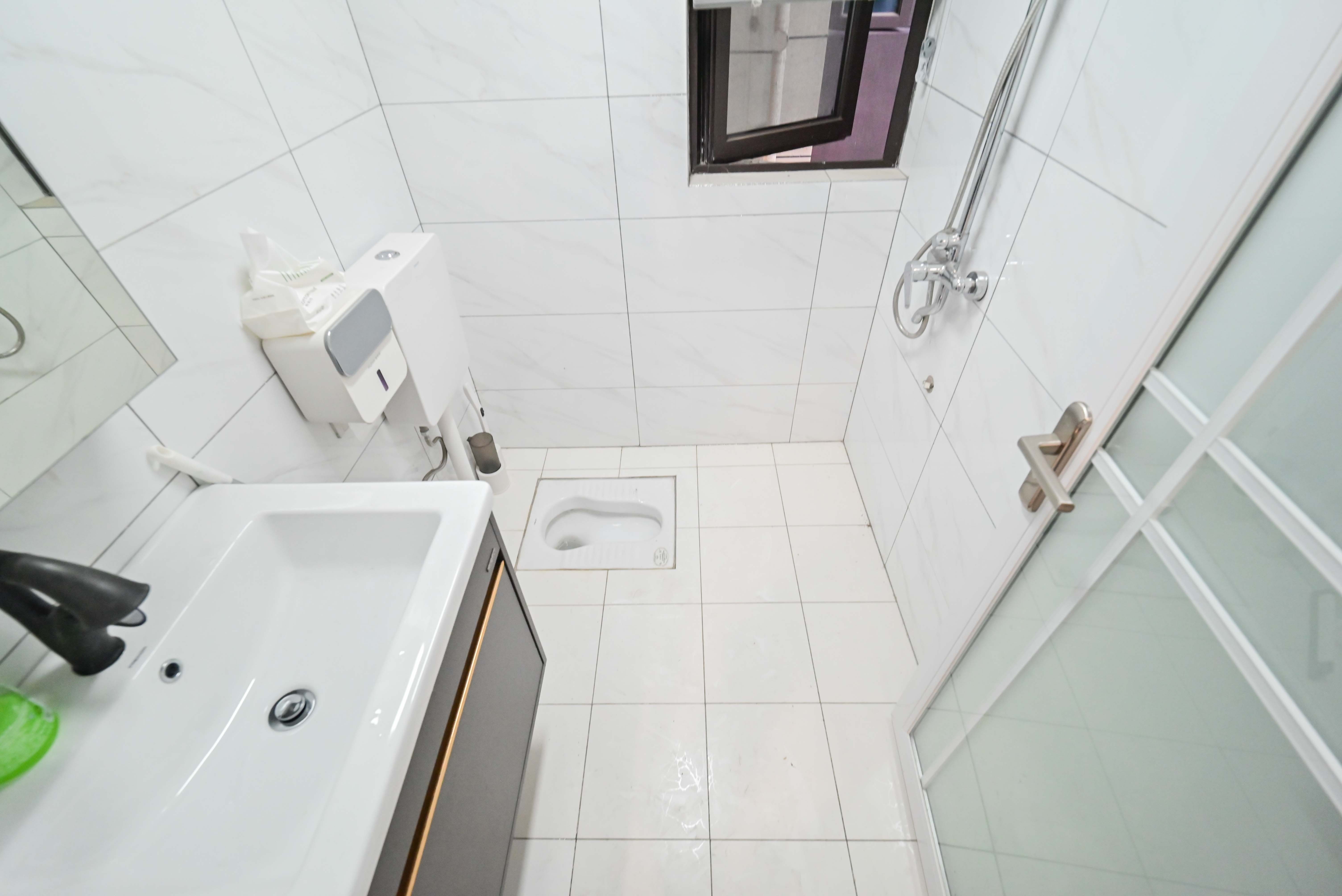 保利大都汇一期、二期  3室2厅1卫    135.0万卫生间