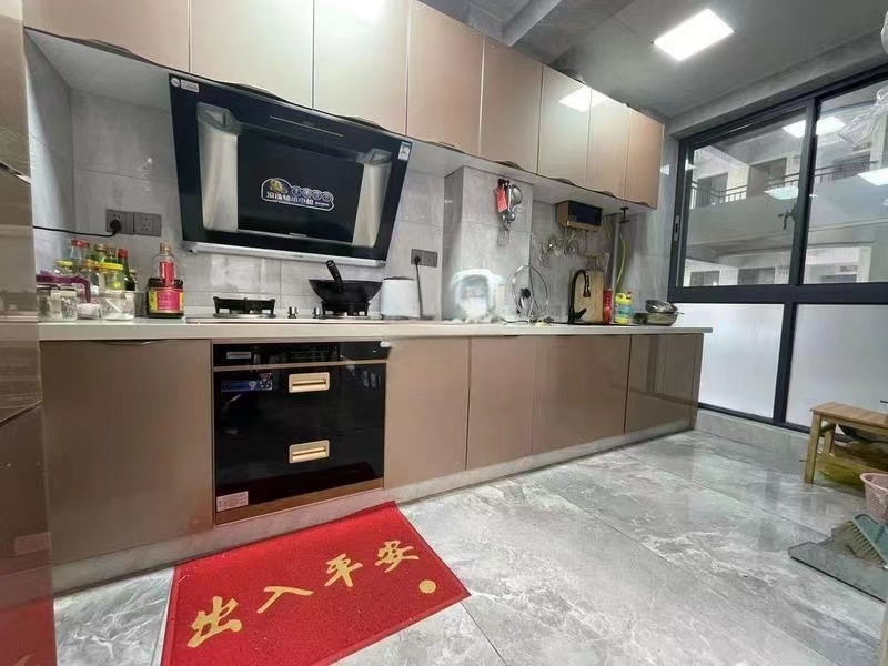 汇景城  3室2厅2卫   96.00万客厅