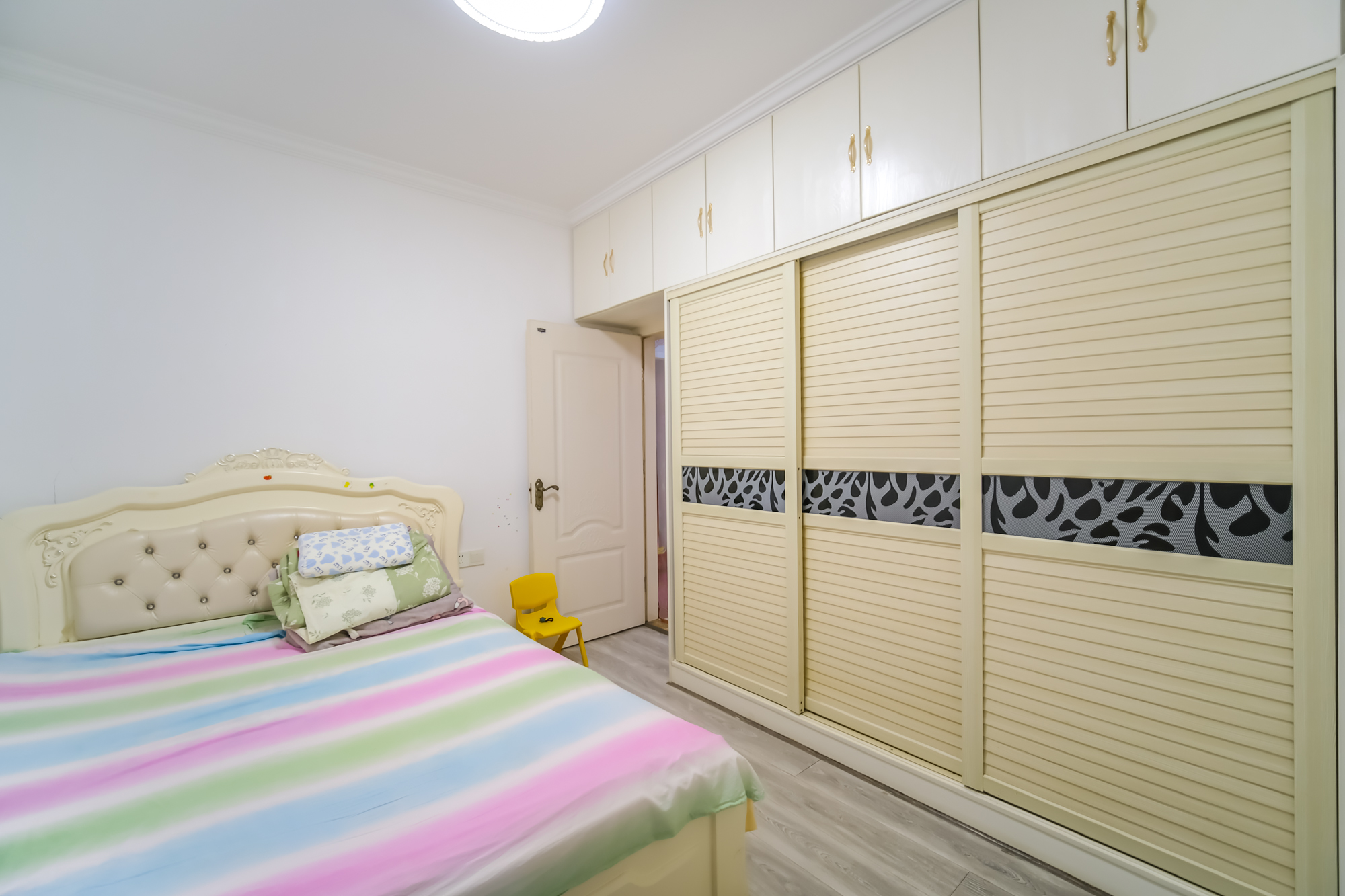 三一街区  3室2厅1卫    68.68万卧室