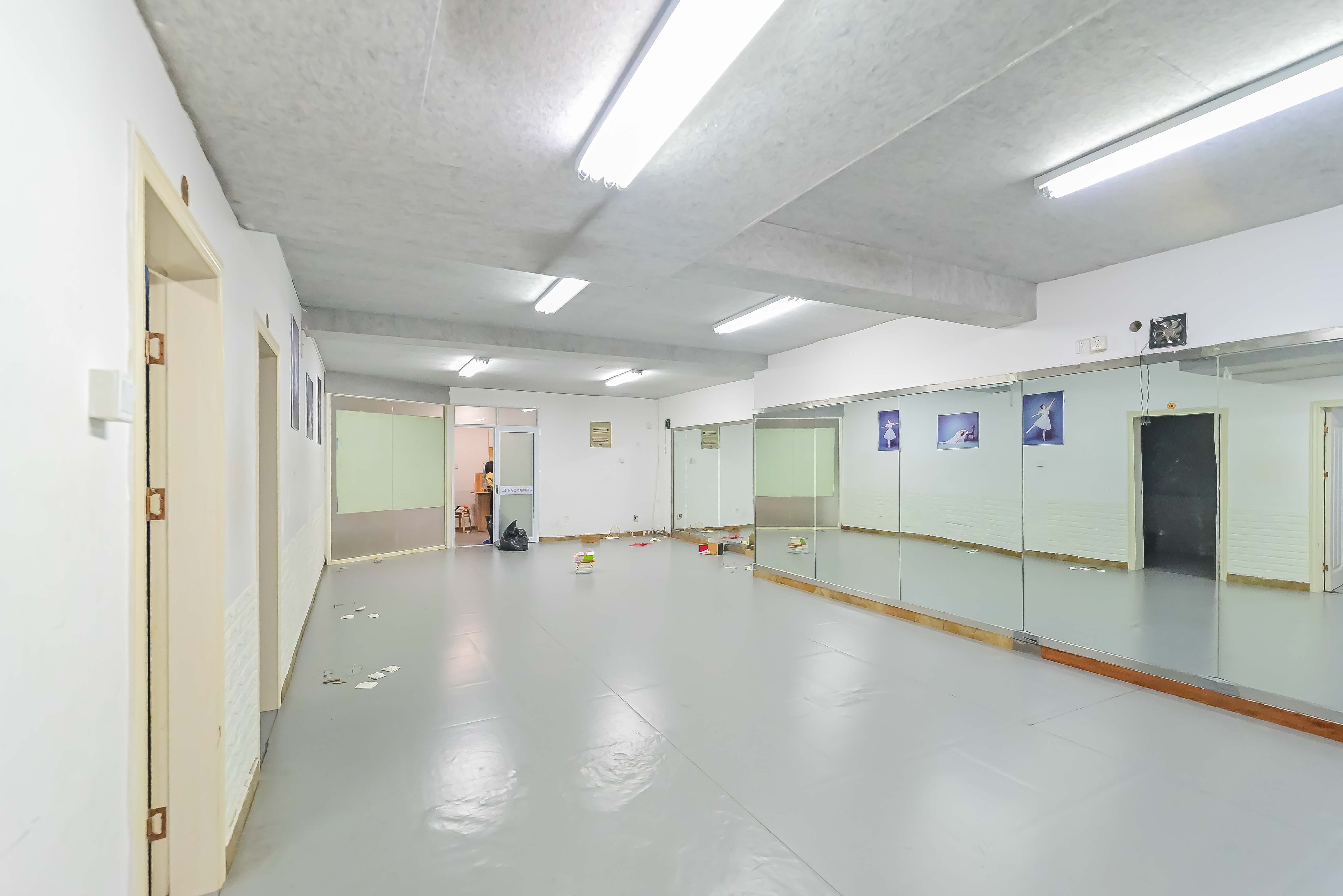 中城丽景香山园  5室2厅3卫   399.60万客厅