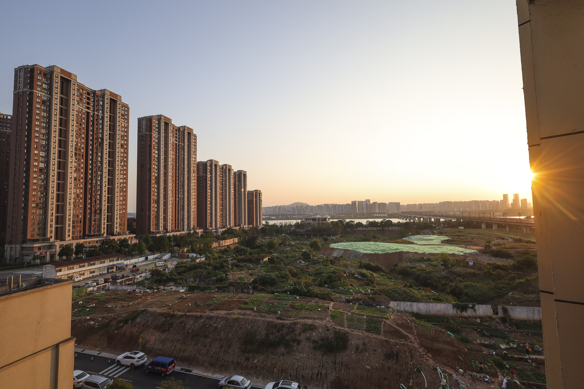 绿地海外滩二期  4室2厅2卫   121.10万其他