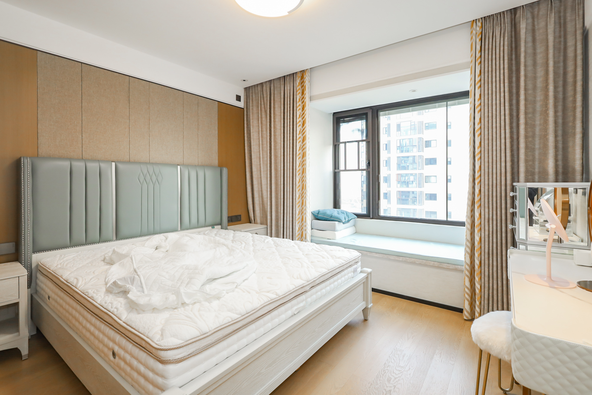 万科里金域国际  4室2厅2卫    318.0万卧室