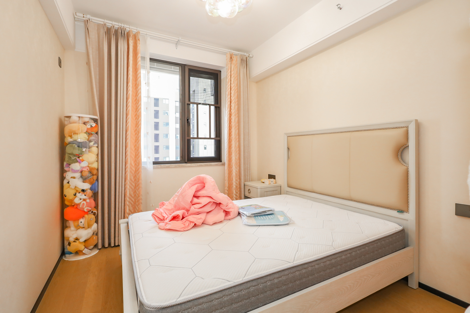 万科里金域国际  4室2厅2卫    318.0万卧室