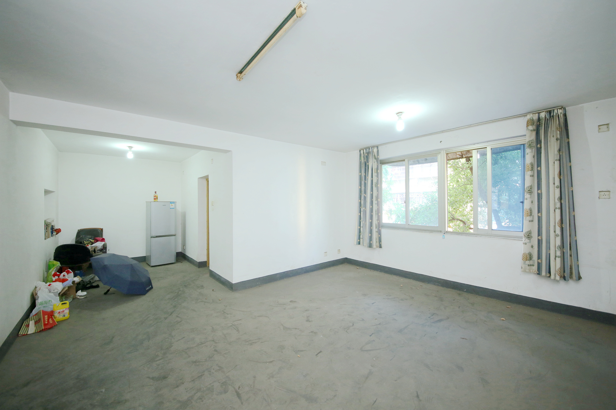 安泰新村  3室2厅1卫   64.80万客厅