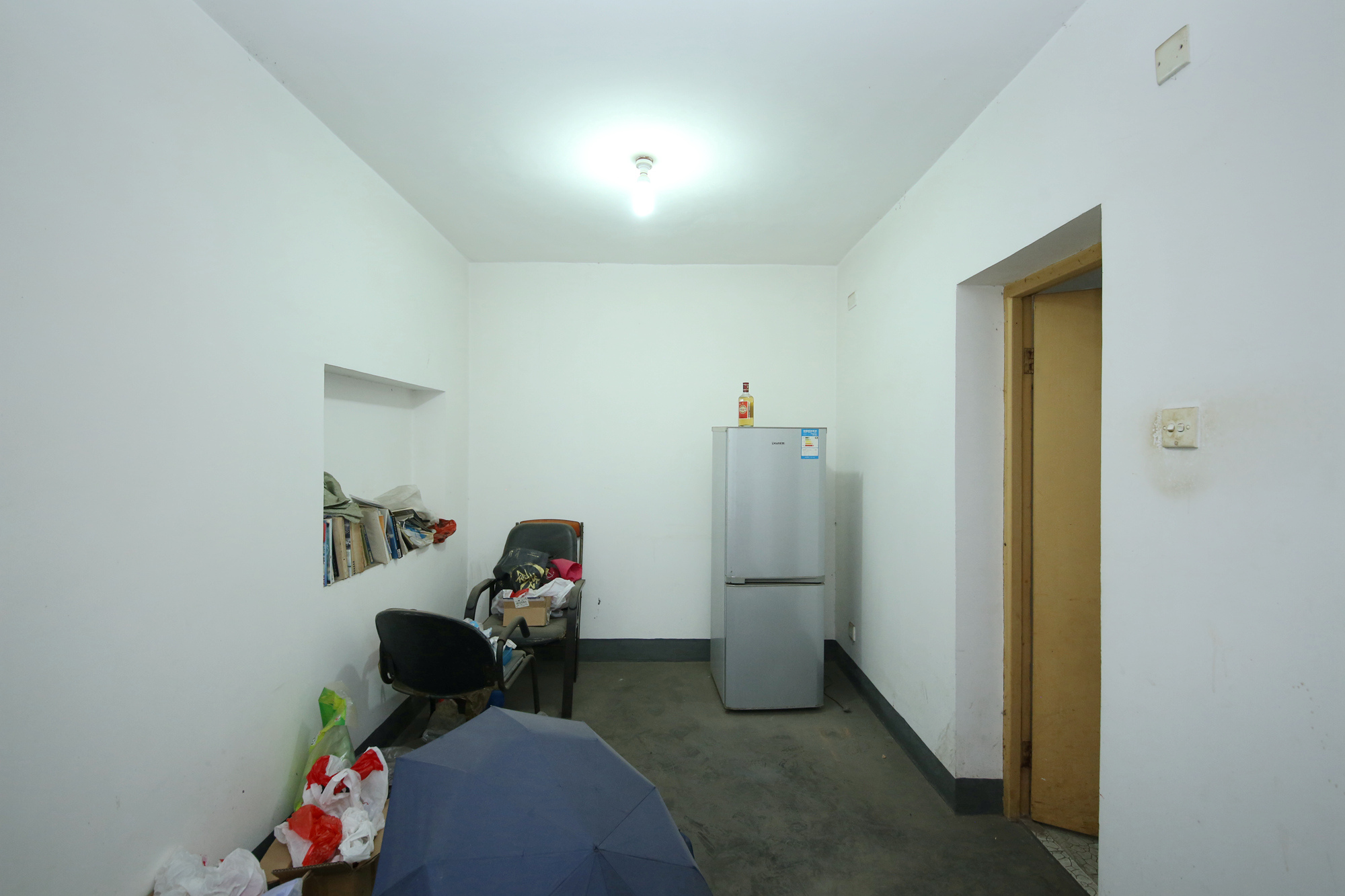 安泰新村  3室2厅1卫   64.80万客厅