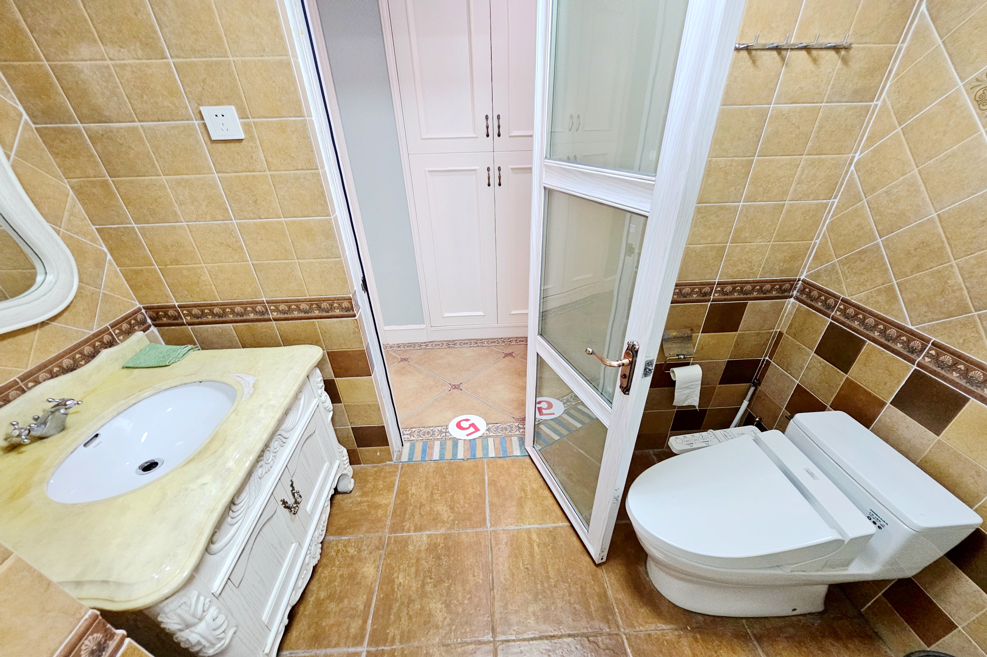 融科檀香山(融科紫檀、香山国际) 4室2厅2卫 365.0万 融科檀香山(融科紫檀、香山国际) 4室2厅2卫 365.0万卫生间