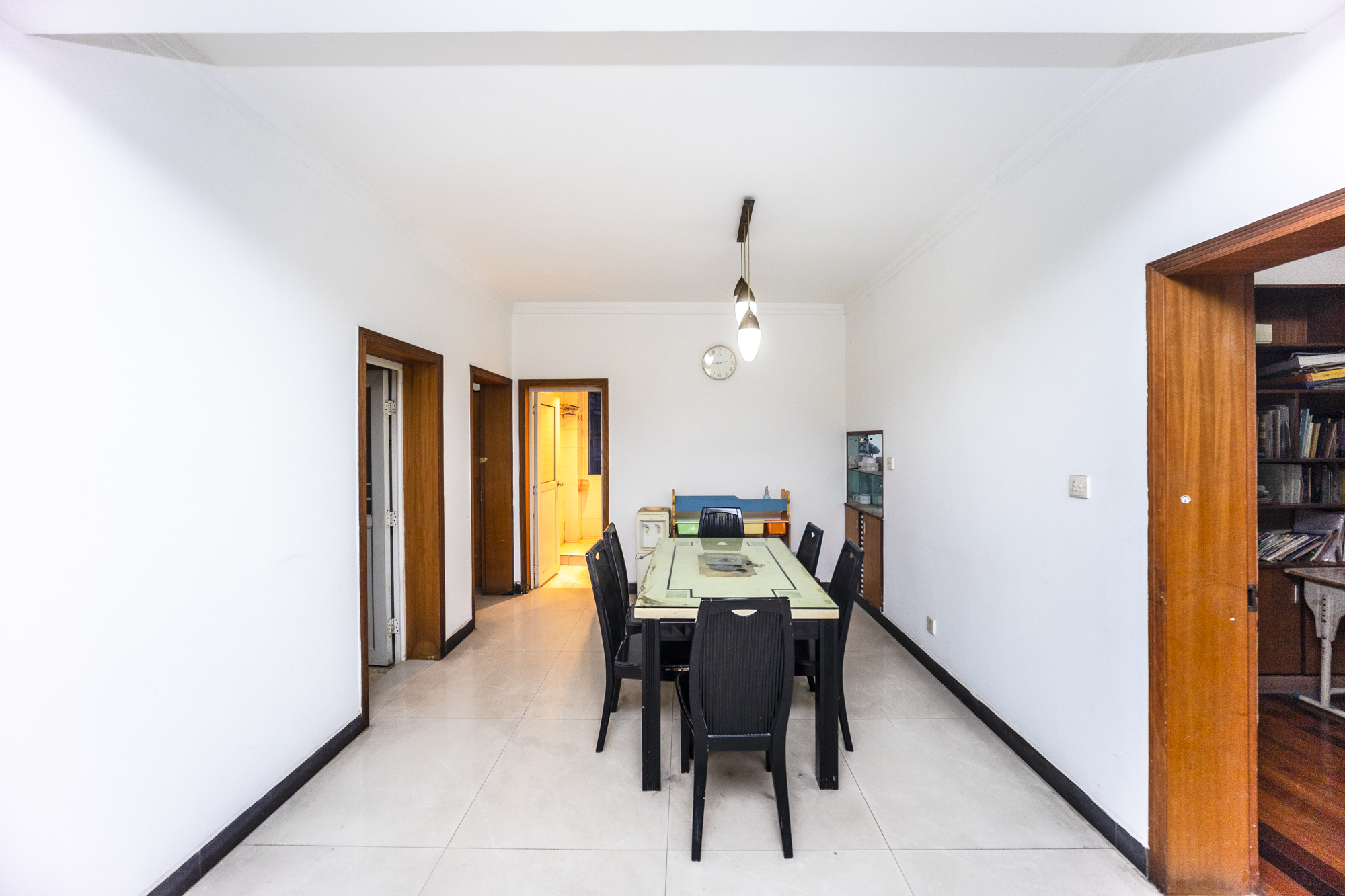 杏花园公寓  4室2厅2卫    98.0万客厅