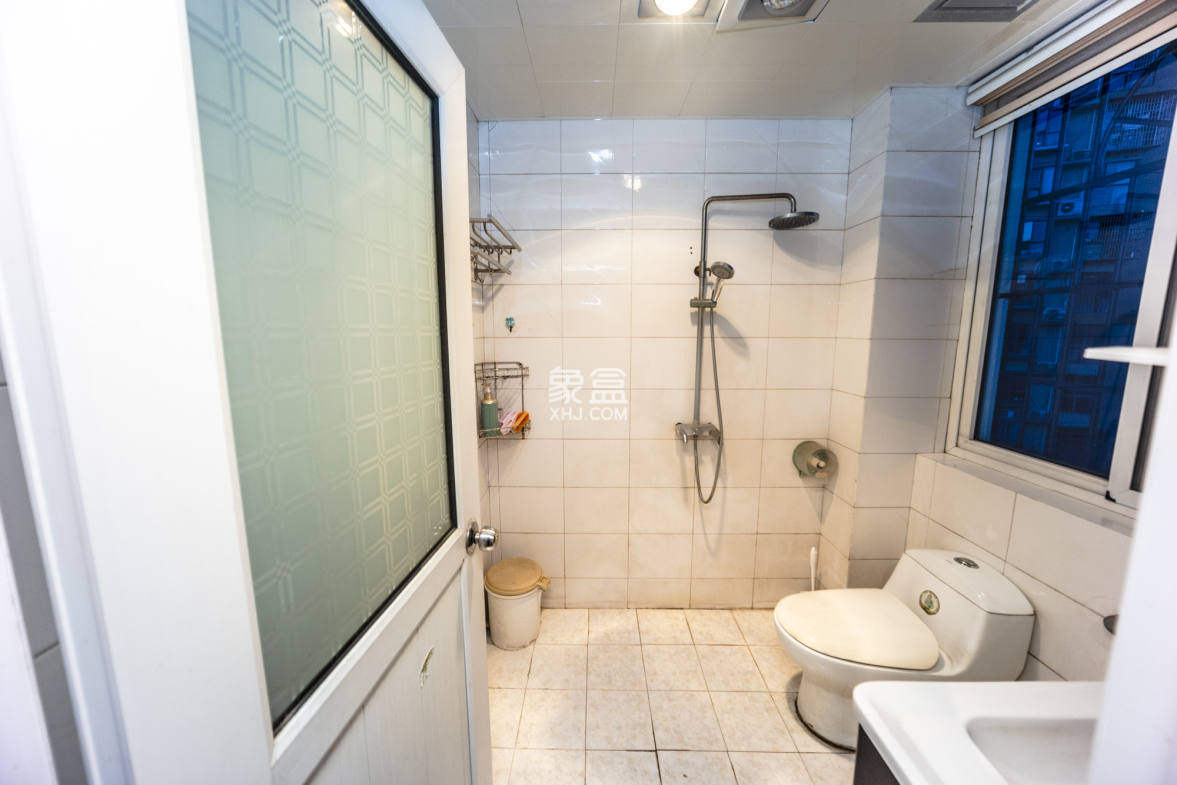 杏花园公寓 4室2厅2卫 98.0万 杏花园公寓 4室2厅2卫 98.0万卫生间